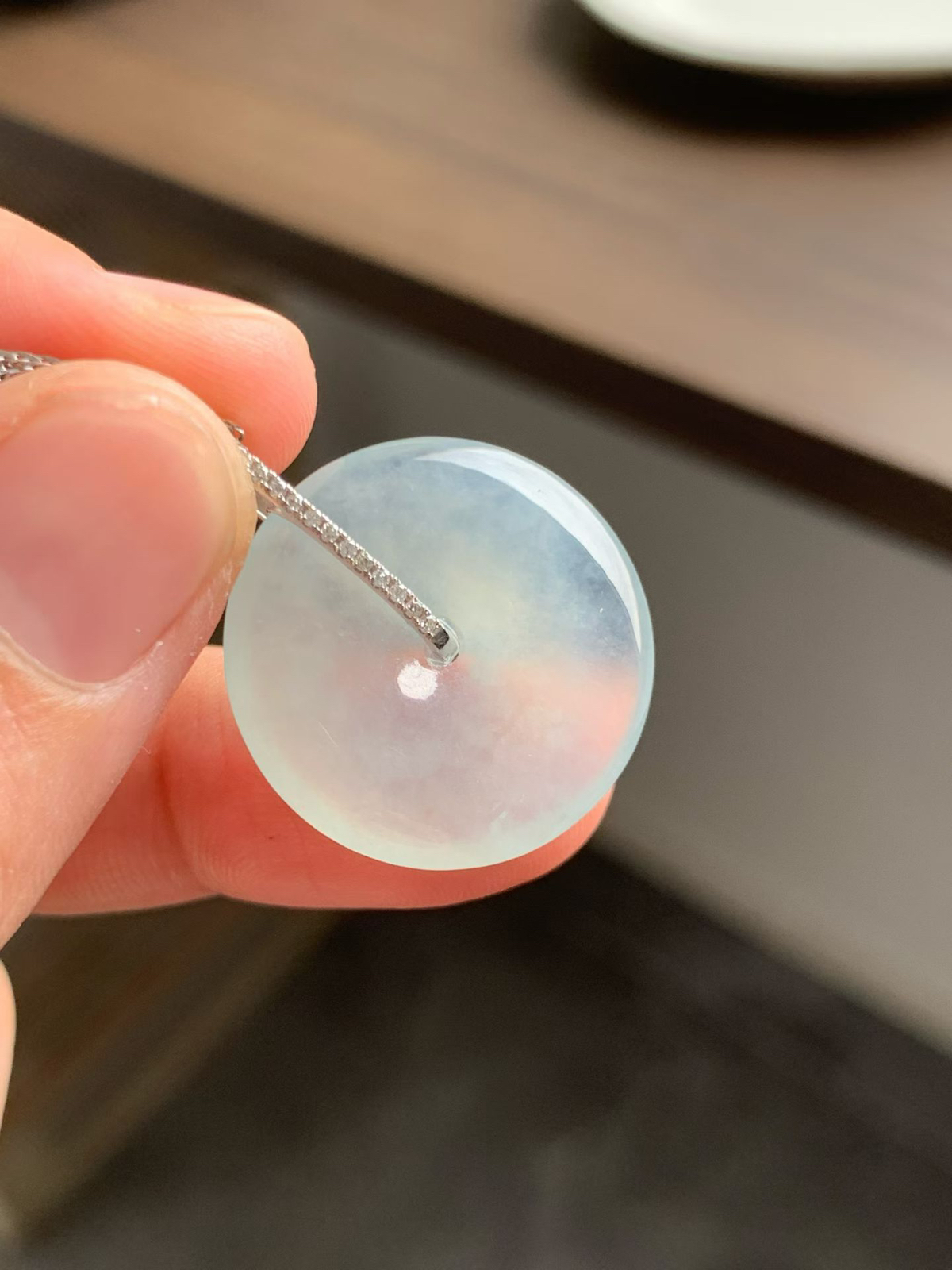 白冰平安扣1号 
裸石22.8*22.8*4 整体长度27mm
18k金钻石镶嵌