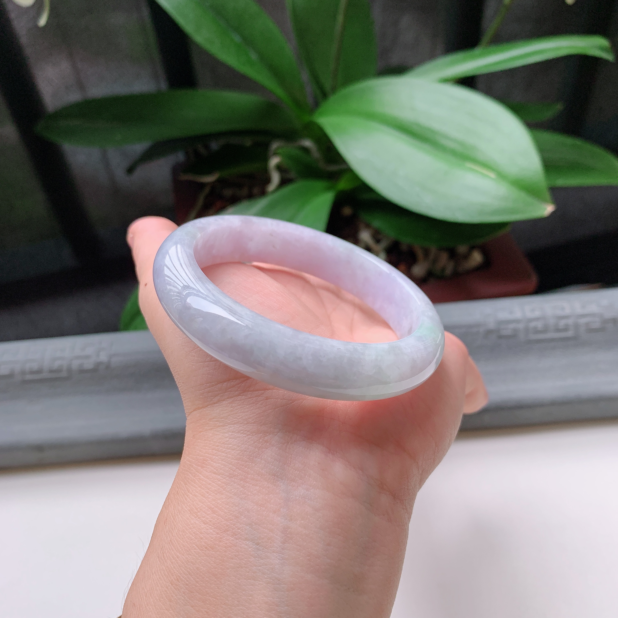 正圈58圈口，天然A货翡翠冰糯种水润飘绿玉手镯，水润秀丽，飘花灵动，种水十足，视觉甜美可人，恰到好处的美，十分高雅耐看，条形优美，上手优雅大方。62.58