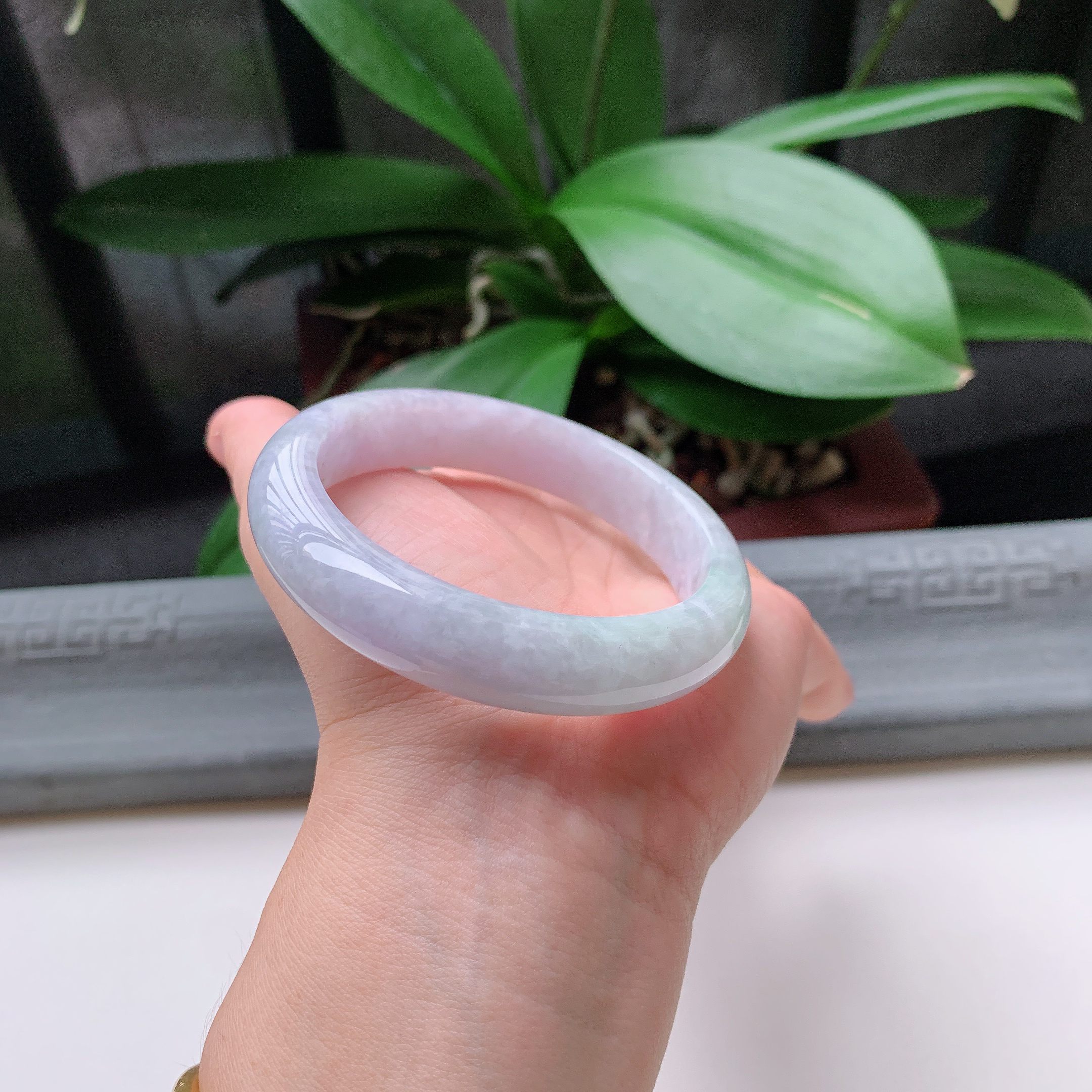 正圈58圈口，天然A货翡翠冰糯种水润飘绿玉手镯，水润秀丽，飘花灵动，种水十足，视觉甜美可人，恰到好处的美，十分高雅耐看，条形优美，上手优雅大方。62.58