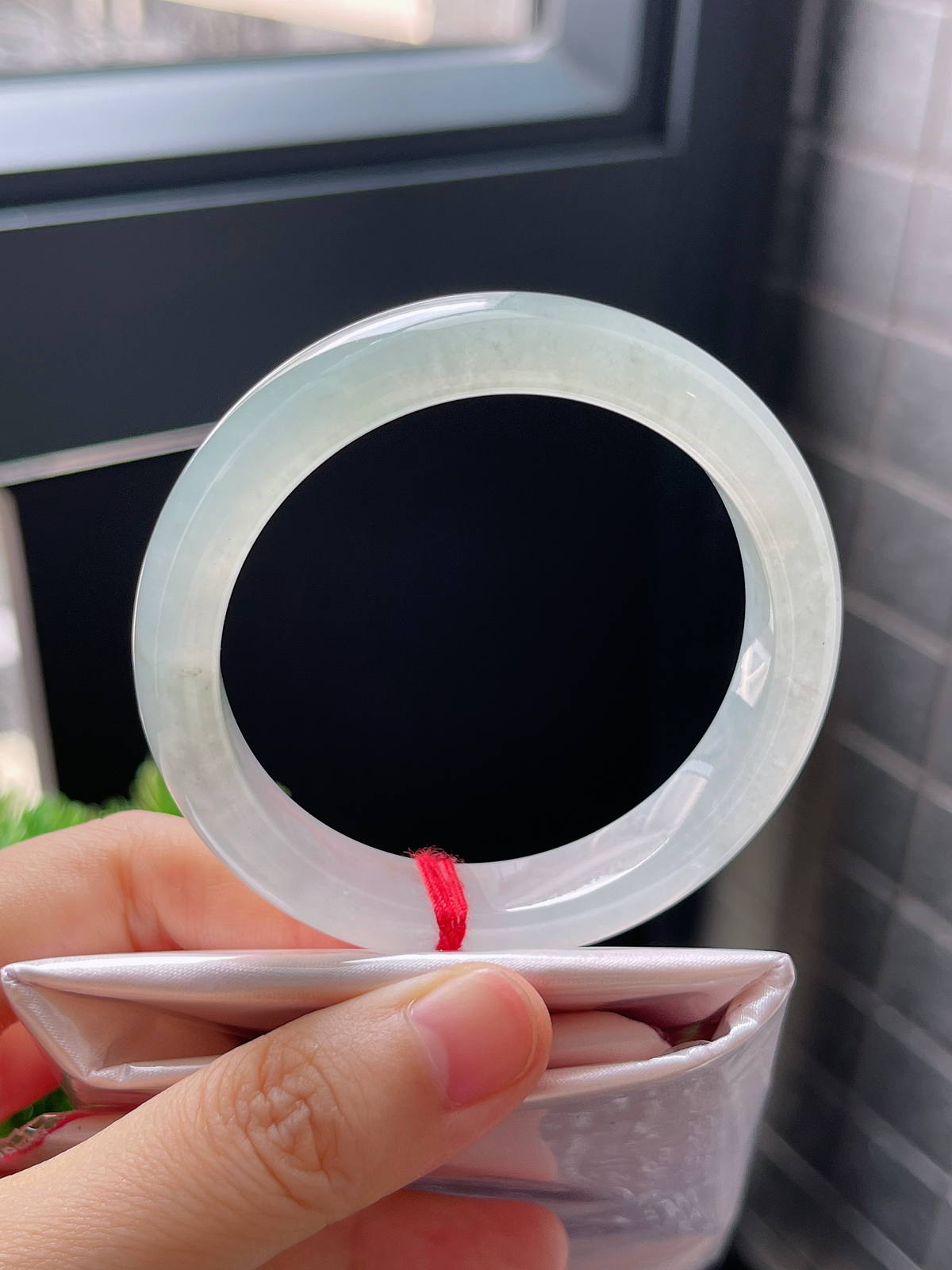 圈口51.8，冰种淡绿色翡翠正圈手镯