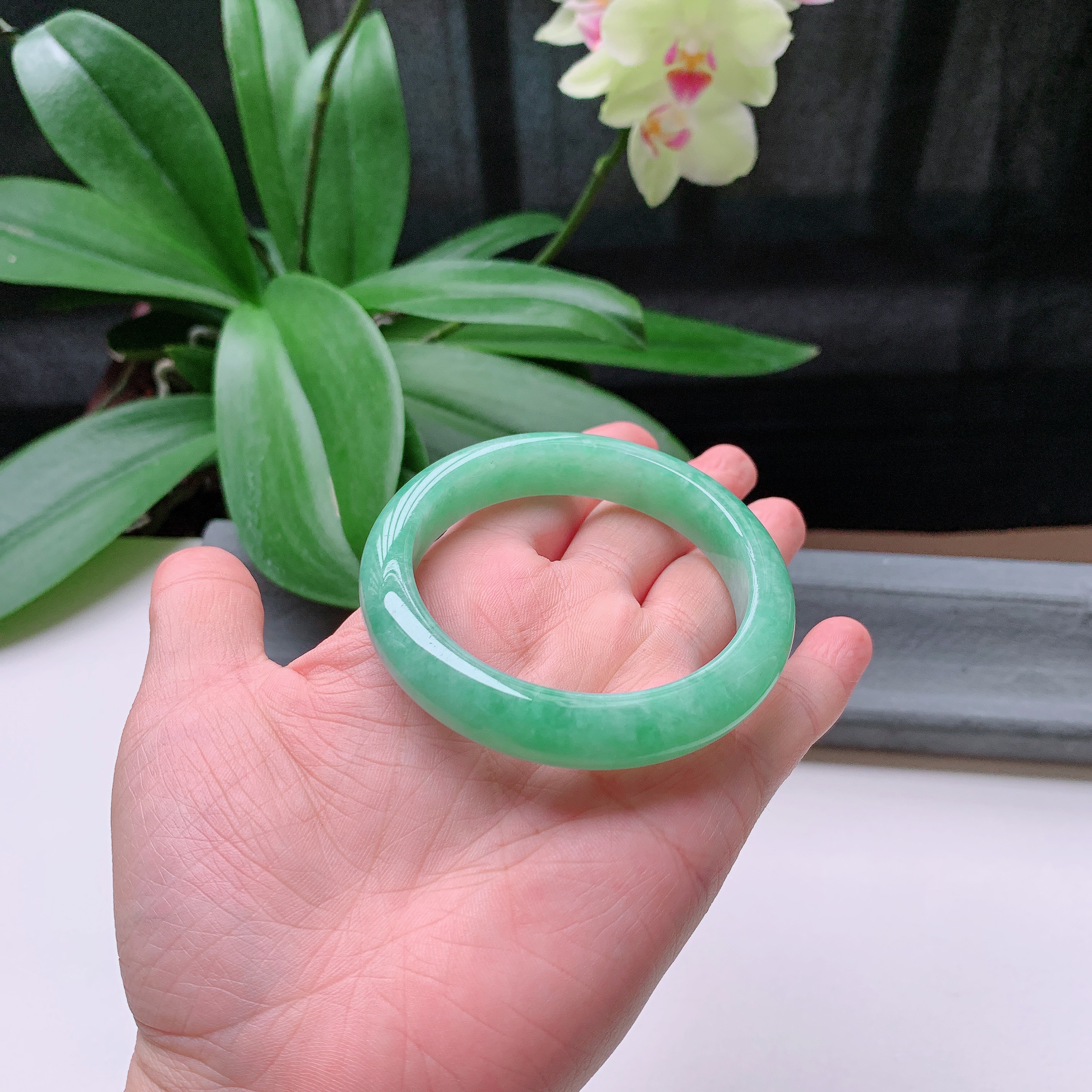 正圈55圈口，天然A货翡翠冰糯种水润飘绿玉手镯，水润秀丽，飘花灵动，种水十足，视觉甜美可人，恰到好处的美，十分高雅耐看，条形优美，上手优雅大方。57.45
