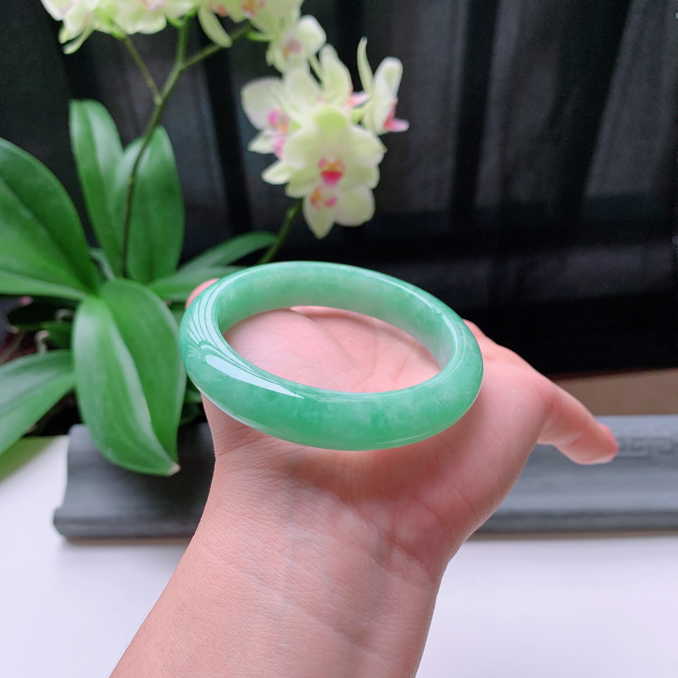 正圈55圈口，天然A货翡翠冰糯种水润飘绿玉手镯，水润秀丽，飘花灵动，种水十足，视觉甜美可人，恰到好处的美，十分高雅耐看，条形优美，上手优雅大方。57.45