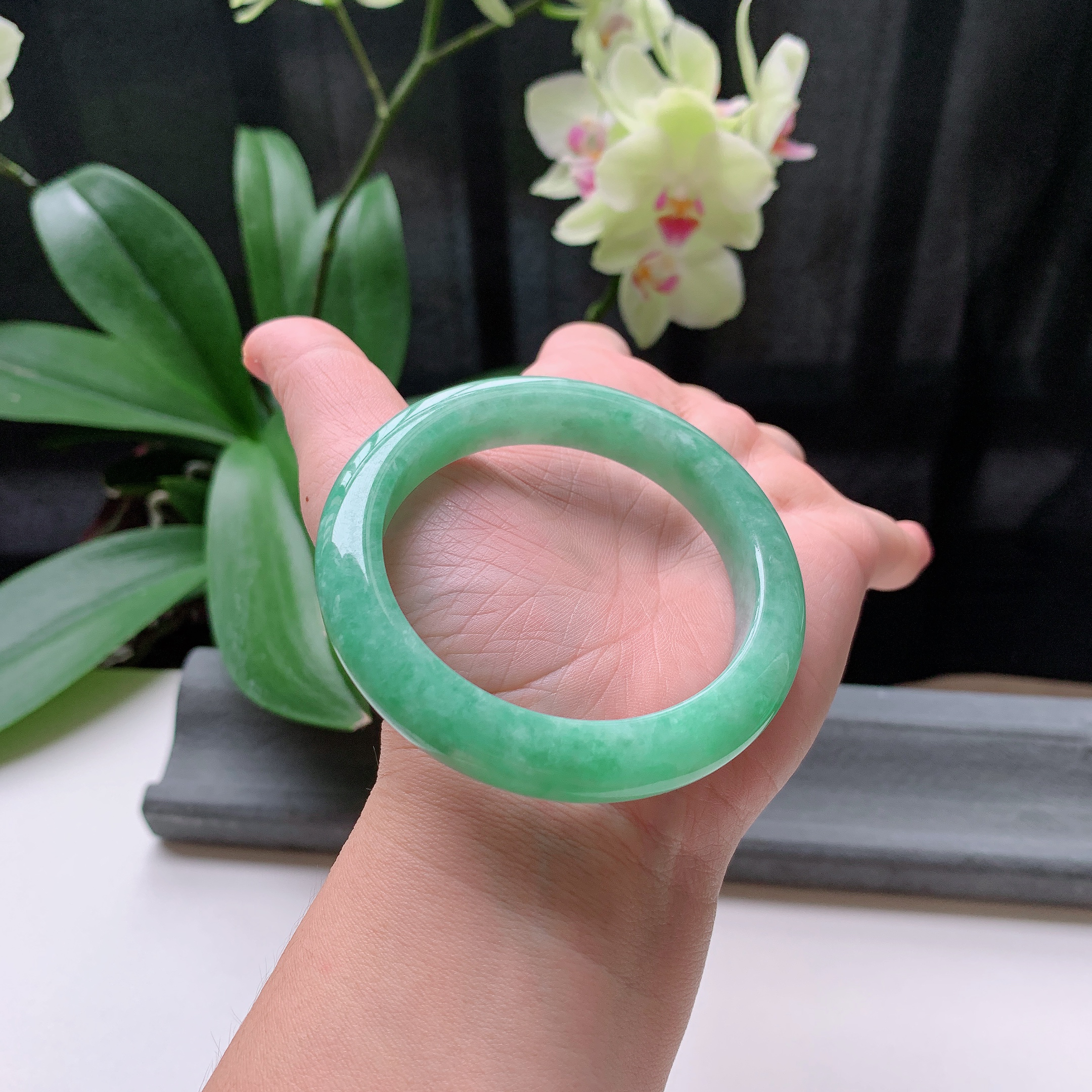 正圈56圈口，天然A货翡翠冰糯种水润飘绿玉手镯，水润秀丽，飘花灵动，种水十足，视觉甜美可人，恰到好处的美，十分高雅耐看，条形优美，上手优雅大方。59.86