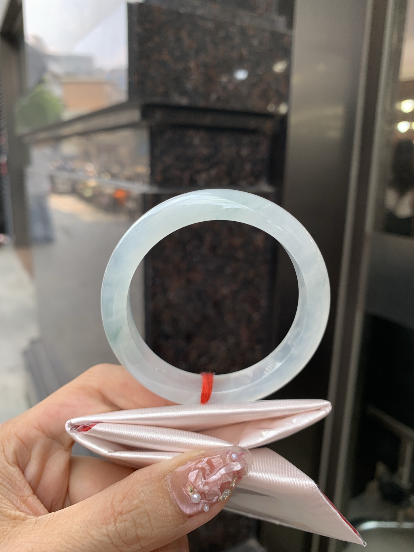 冰飘花正圈 52-7.7-10.8 0602-N873-2 打灯小细纹，底妆冰透起光，冰底中开出了朵朵蓝花，飘花灵动飘逸，勾勒出一幅唯美诗意的山水意境画，古典优雅又秀气