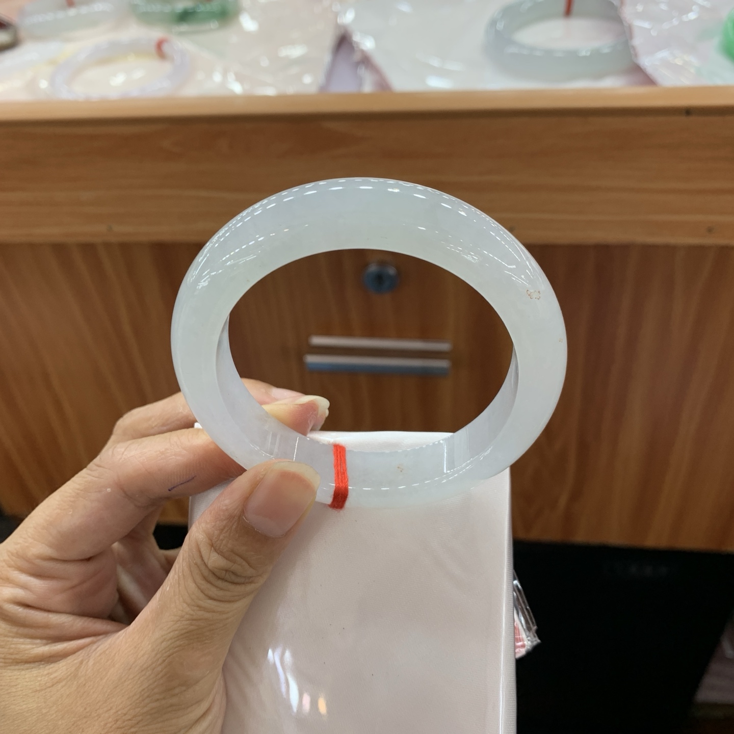 060101MMJ 飘黄翡正圈翡翠手镯 56.3-12.7-9.1