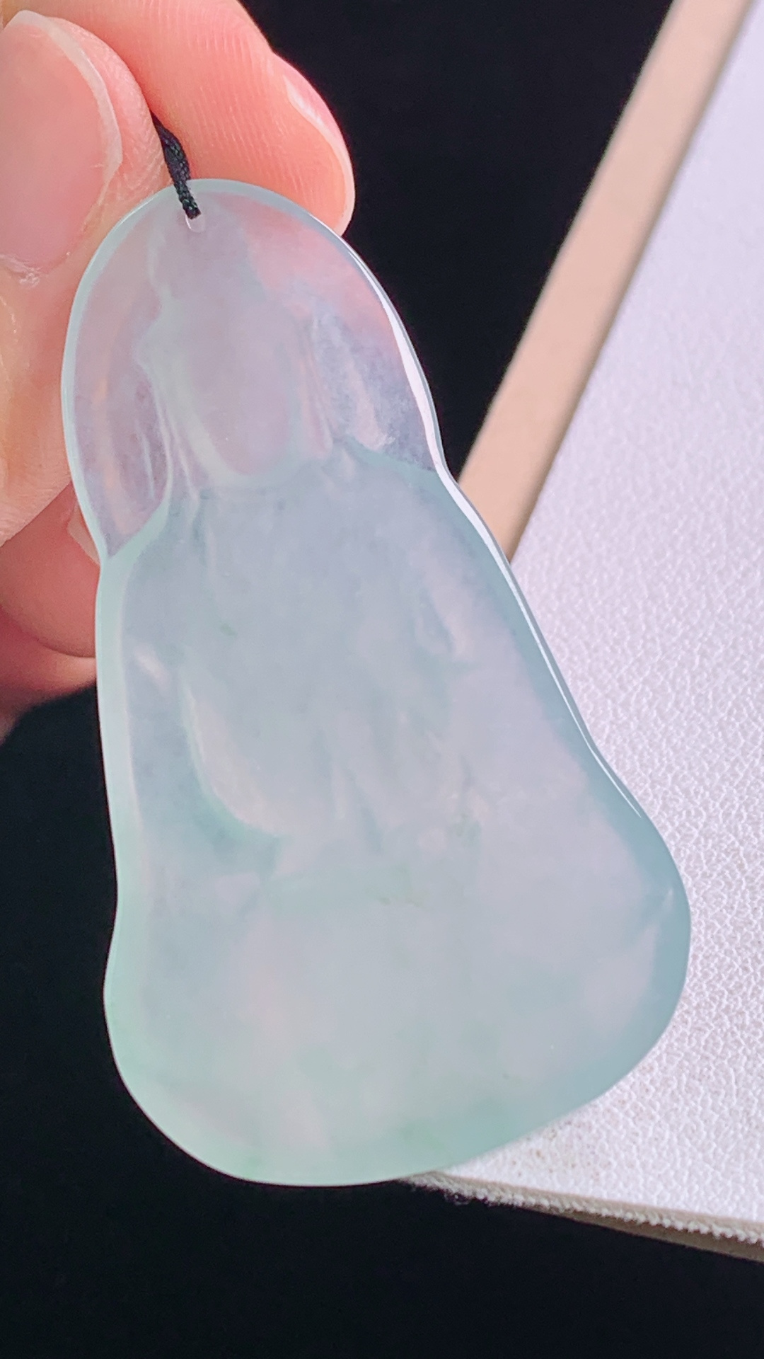 冰种观音，一刀切 冰润荧光，胶感十足，无裂 尺寸:52.1-30.5-4.6mm 28