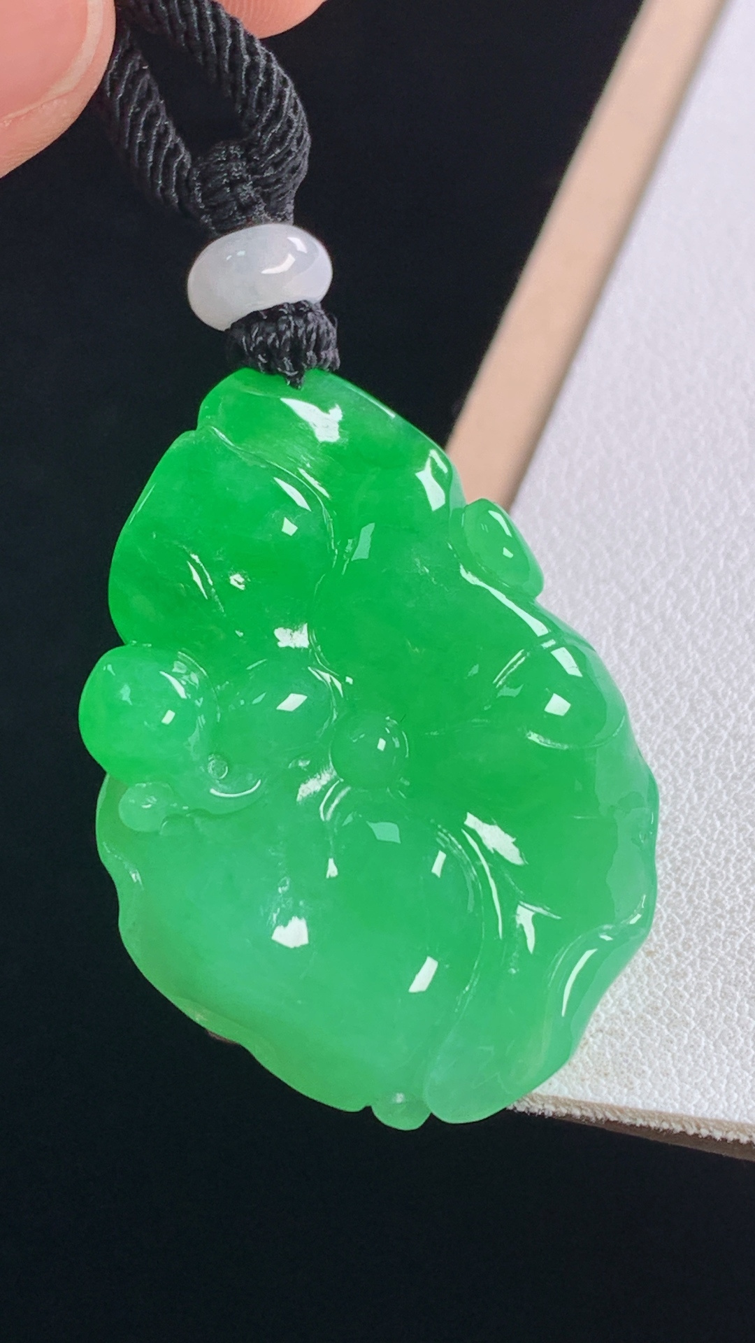 辣绿荷叶 色辣色艳，水润细腻，无裂 尺寸:37.7-27.4-9.9mm 29