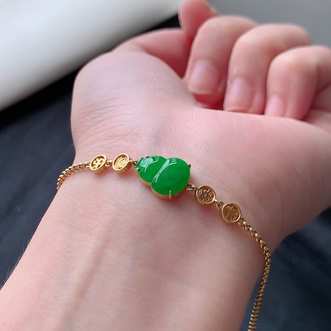 冰阳绿葫芦手链。色系艳丽，底子细腻莹润，佩戴清新优雅 货号42531，10.2-9.0-1.5