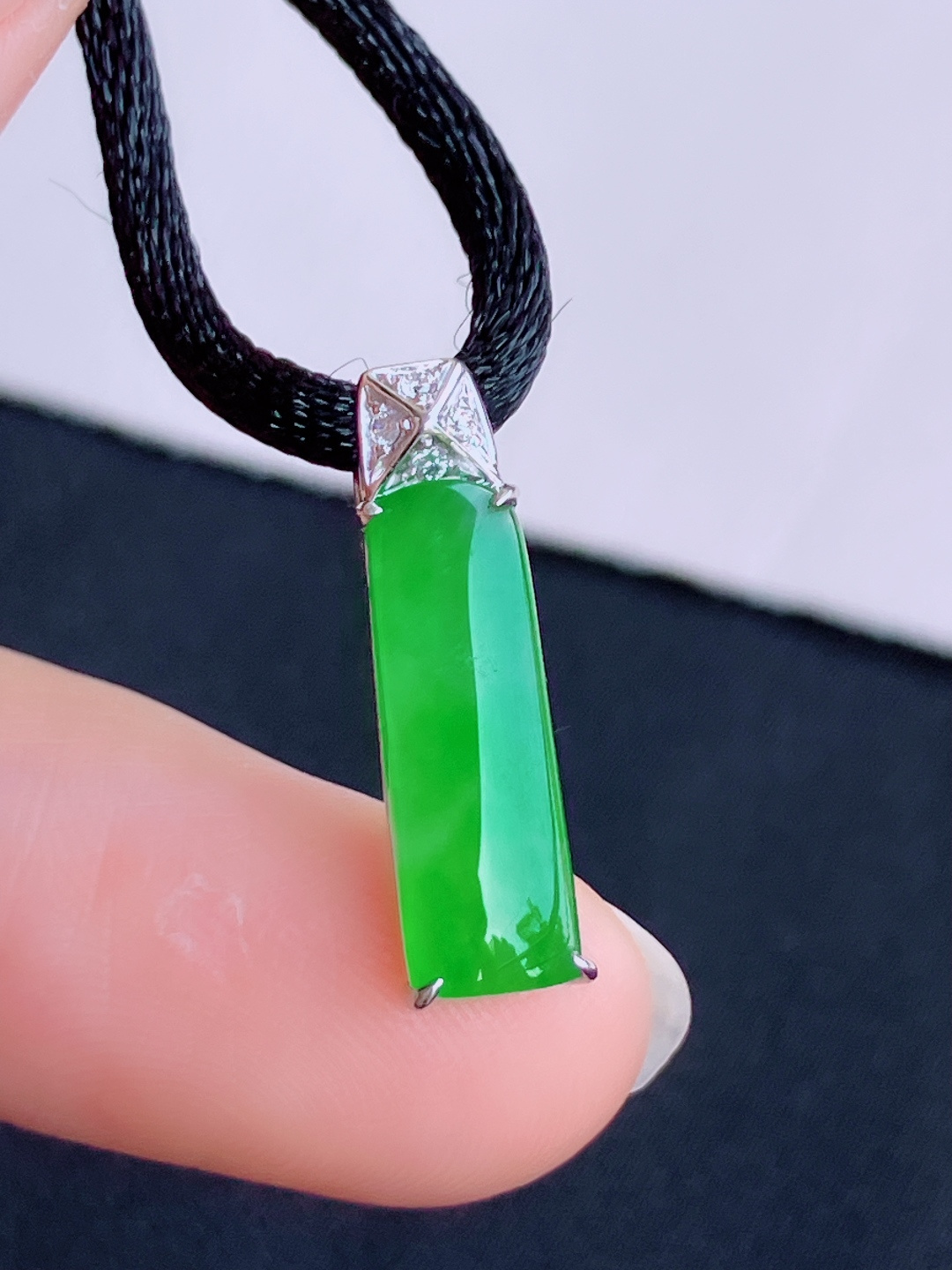 阳绿平安牌吊坠，简约时尚，尺寸19.5/6/5.3/自然光实拍