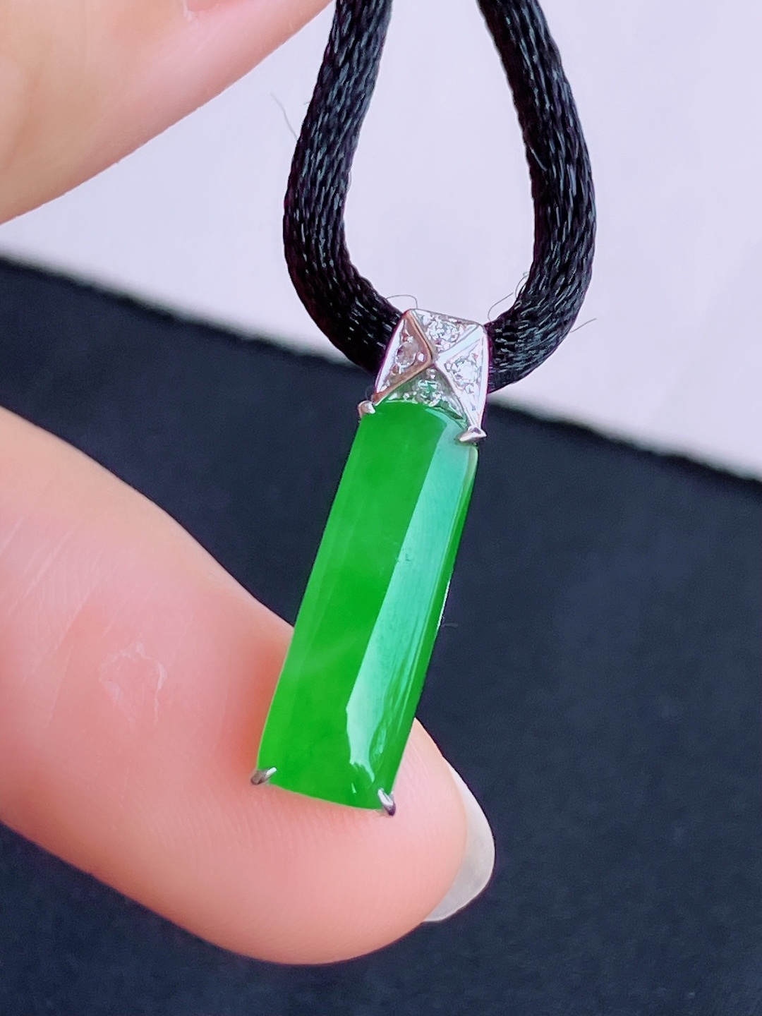 阳绿平安牌吊坠，简约时尚，尺寸19.5/6/5.3/自然光实拍