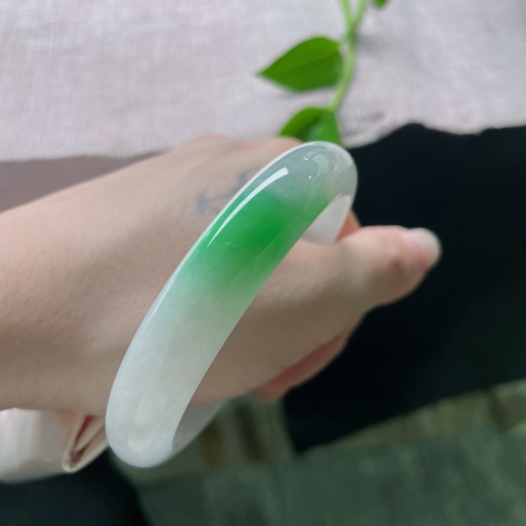 56.8/11.8/7.2，白底青正圈，青翠欲滴，种老，质地温润细腻，干净清爽，皮纹，ss53782a