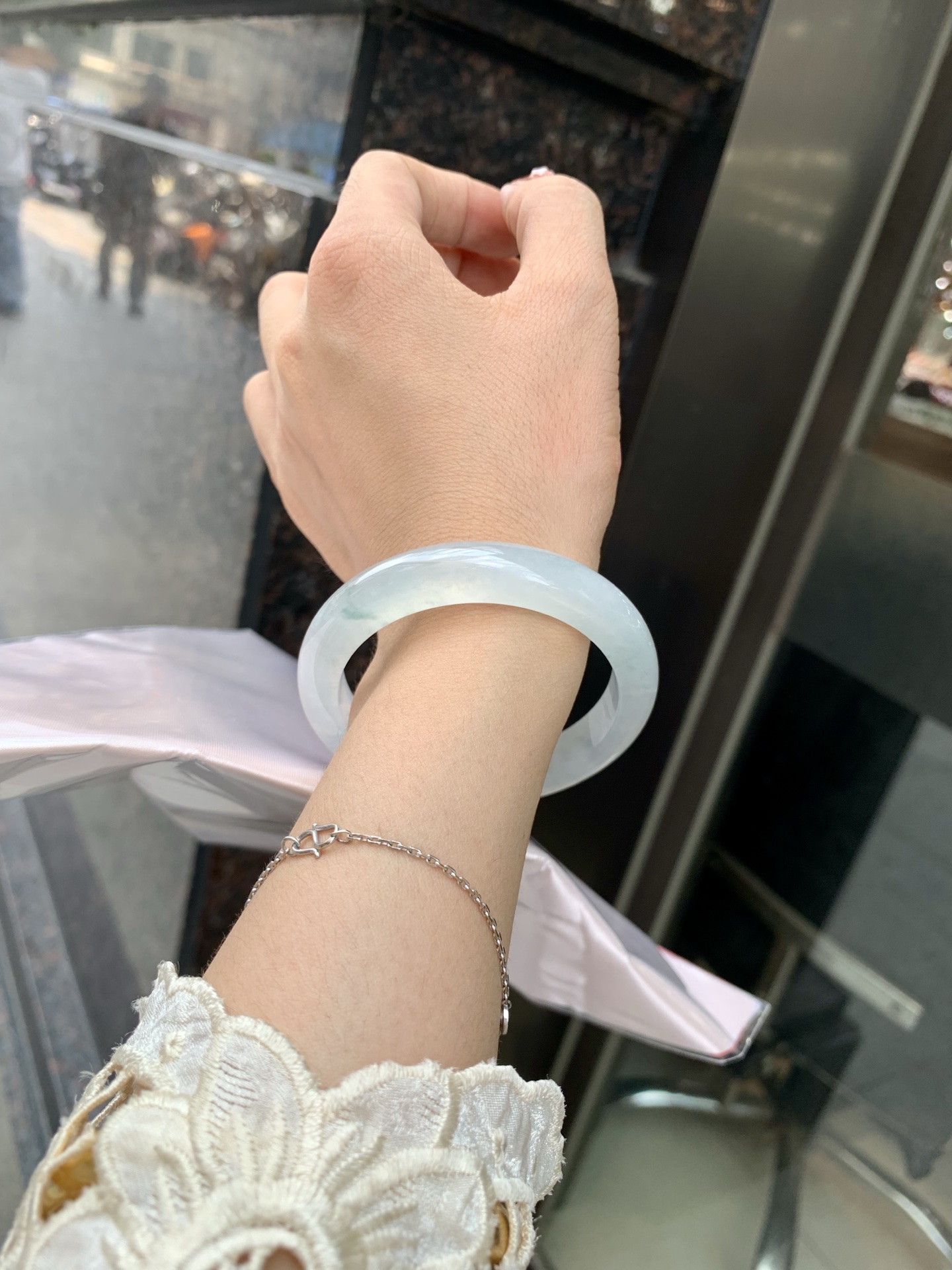 冰飘花正圈 52-7.7-10.8 0602-N873-2 打灯小细纹，底妆冰透起光，冰底中开出了朵朵蓝花，飘花灵动飘逸，勾勒出一幅唯美诗意的山水意境画，古典优雅又秀气