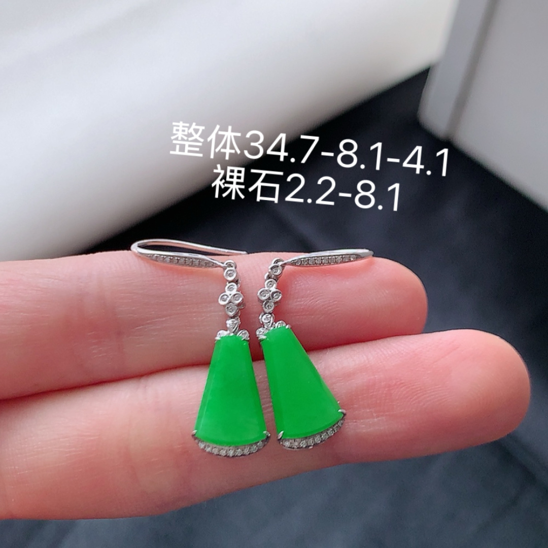 冰阳绿无事牌耳坠。种老色阳，料子水润细腻  佩戴简约时尚 货号41531，34.7-8.1-4.1