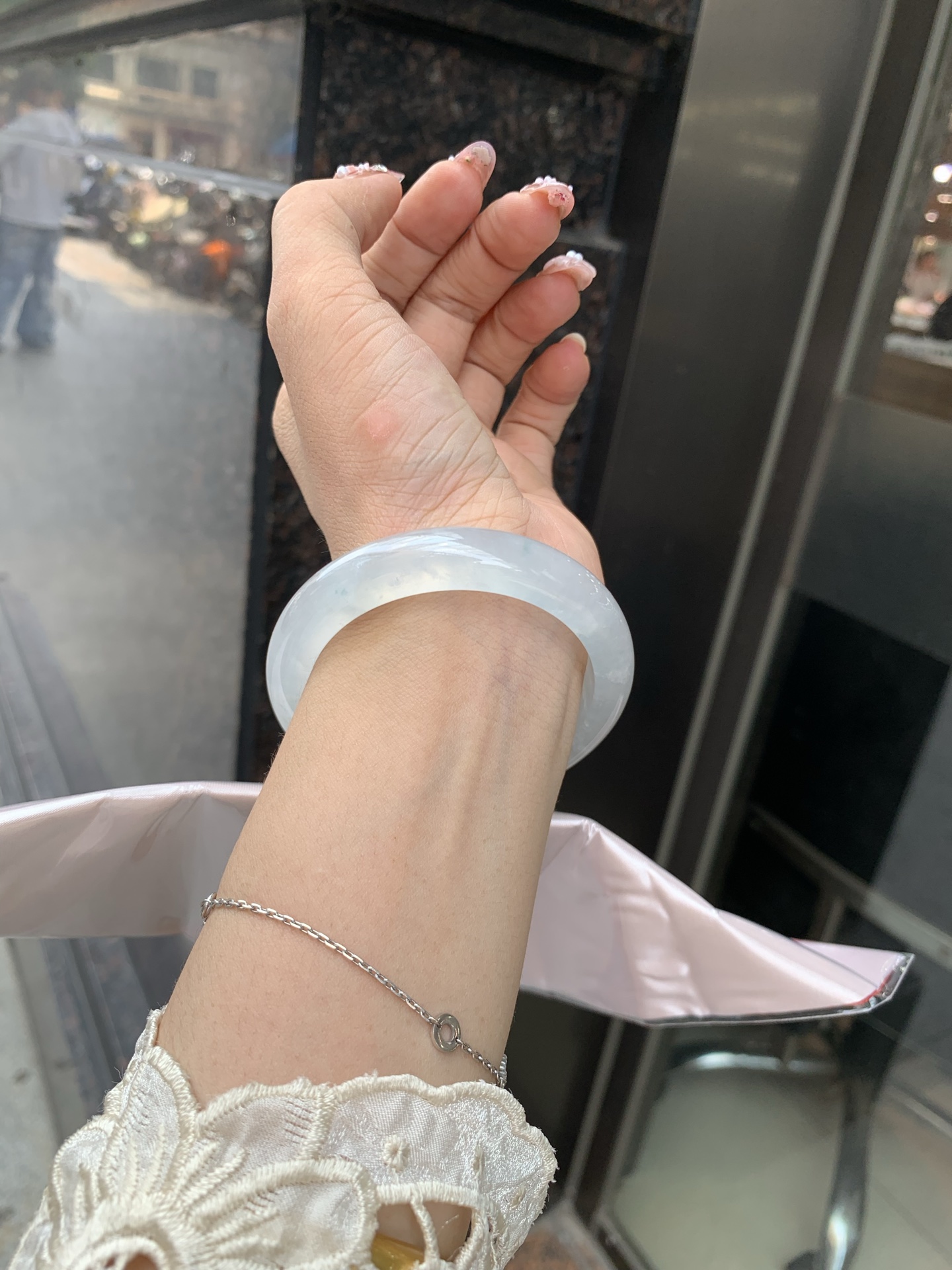 冰飘花正圈 52-7.7-10.8 0602-N873-2 打灯小细纹，底妆冰透起光，冰底中开出了朵朵蓝花，飘花灵动飘逸，勾勒出一幅唯美诗意的山水意境画，古典优雅又秀气