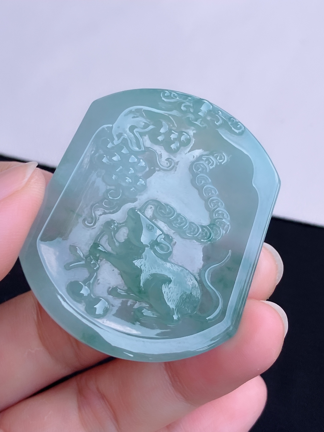 冰飘花生肖鼠牌，晶莹剔透，尺寸50.5/42.3/5.6/自然光实拍