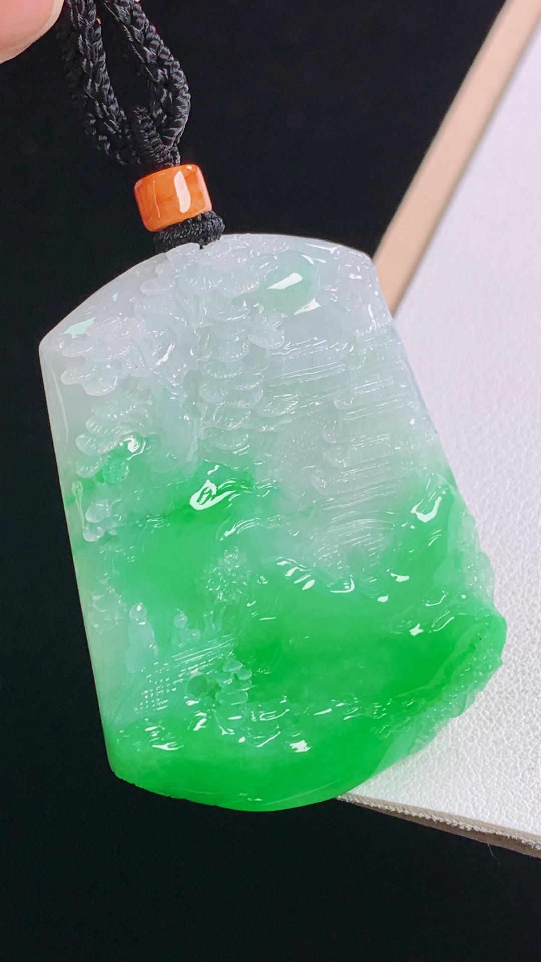 阳绿山水牌 色泽艳丽，雕工精湛，无裂 尺寸:50.0-38.5-6.0mm