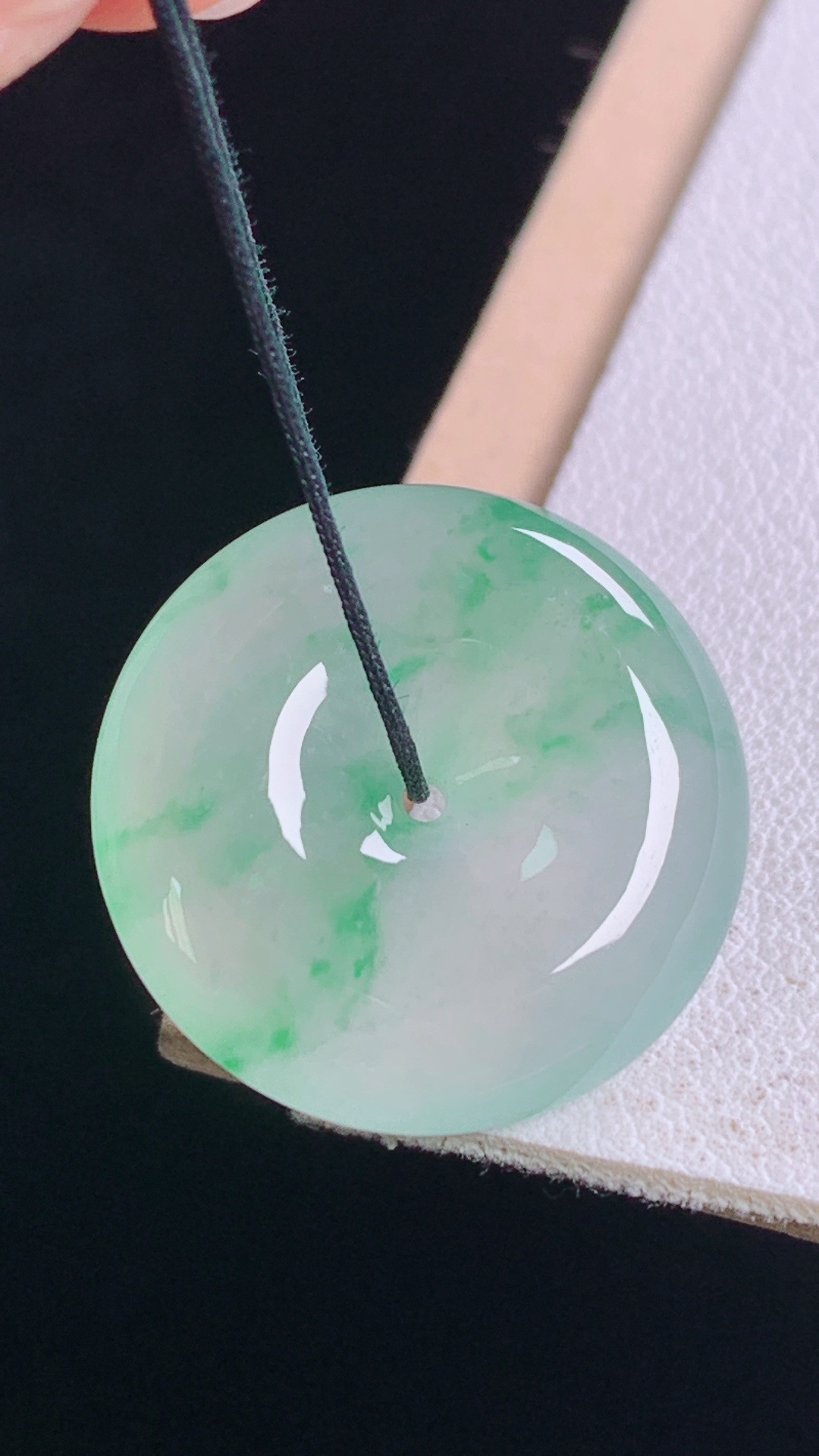 冰飘绿平安扣 翠色灵动，冰透起光，无裂 尺寸:20.7-5.8mm