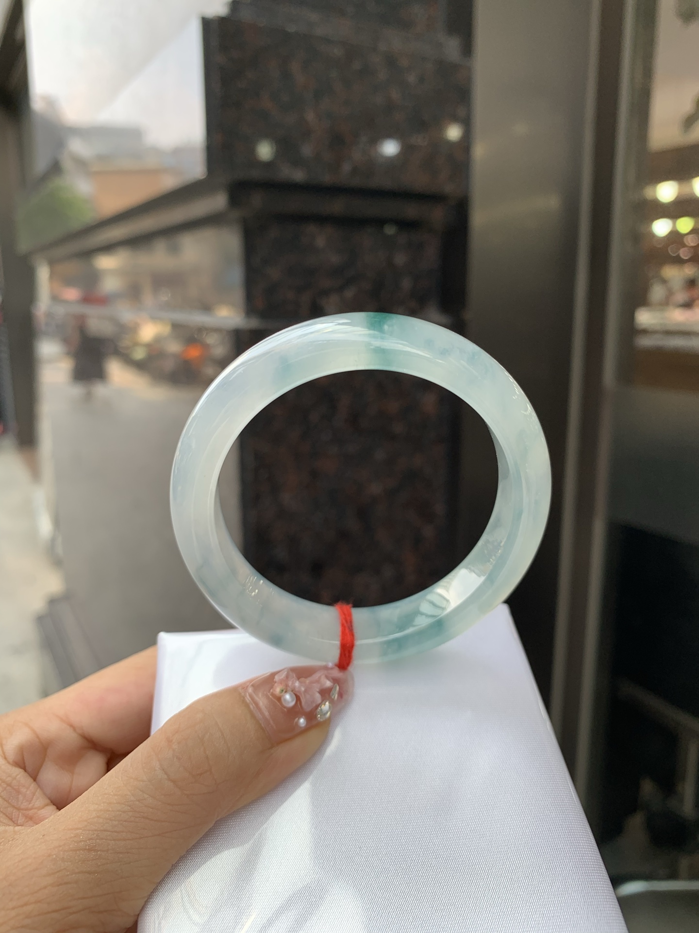 冰飘花正圈 54.5-8.1-12.1 0602-N880 打灯细纹，底妆冰透起光，冰底中开出了朵朵蓝花，飘花灵动飘逸，勾勒出一幅唯美诗意的山水意境画，古典优雅又秀气