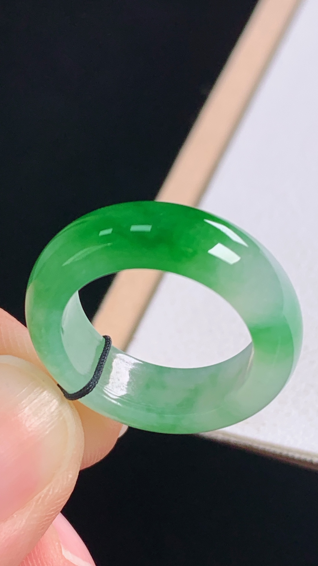 冰飘绿指环 翠色鲜浓，水润细腻，无裂 尺寸:圈口9/15.5-6.1-3.3mm 30