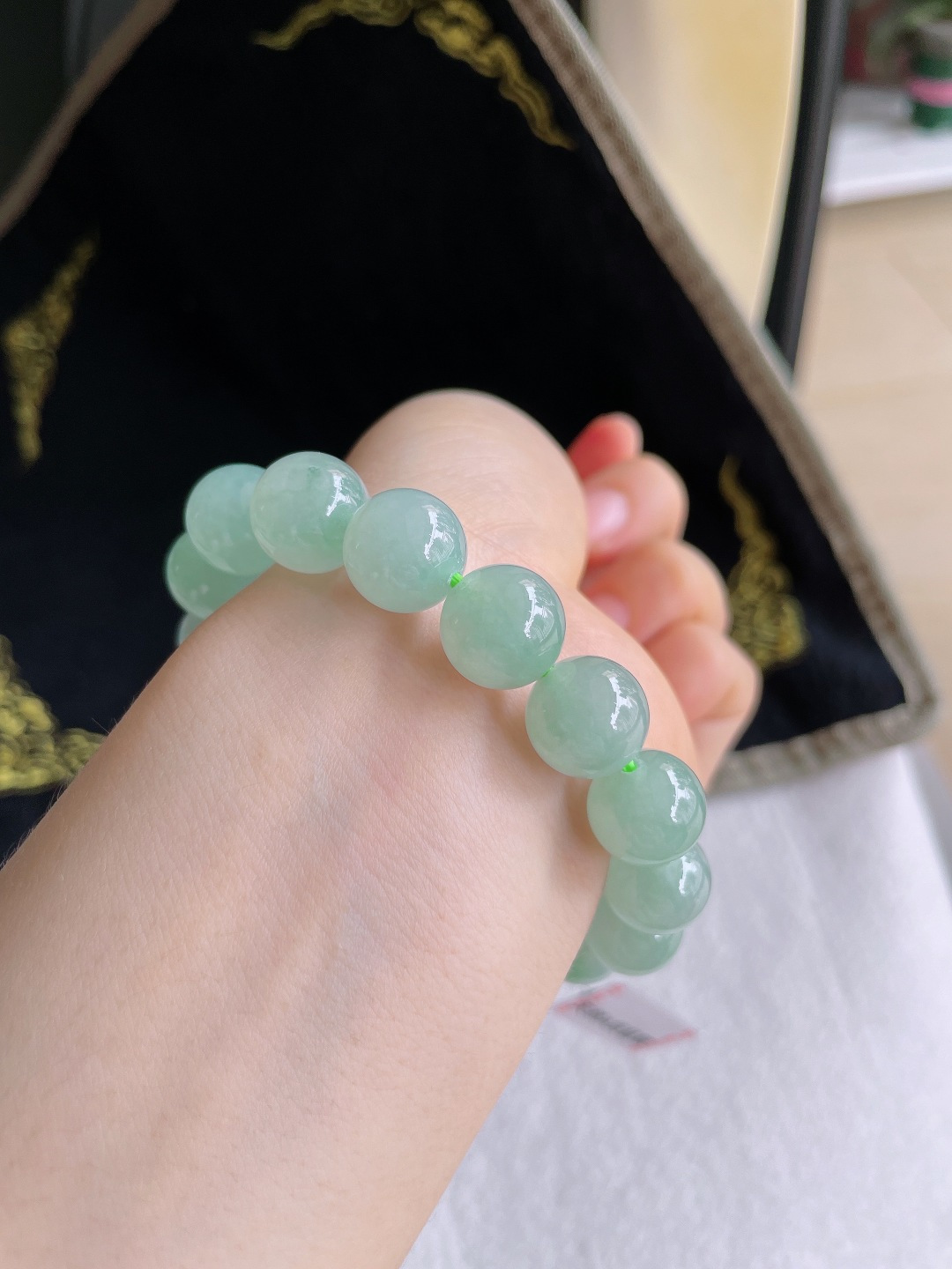 天然翡翠A货，冰绿冰浅绿手串，尺寸：11.8mm。【编2954】