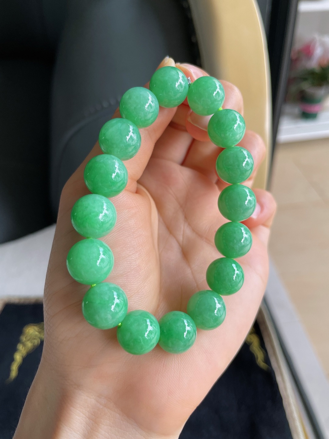 天然翡翠A货，冰满绿手串，尺寸：12.2mm。【编3100】
