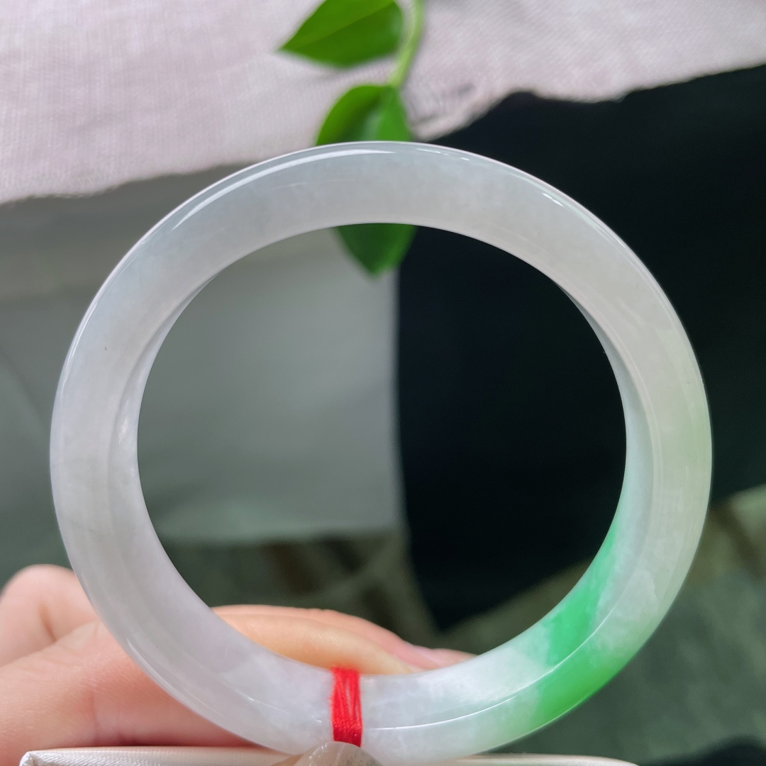 56.8/11.8/7.2，白底青正圈，青翠欲滴，种老，质地温润细腻，干净清爽，皮纹，ss53782