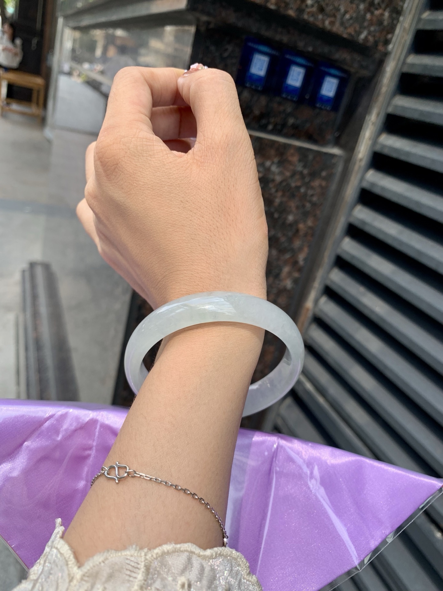 白冰正圈 57-6.1-12.7 0602-4A122 底妆冰润细腻，一腕清透，简约清爽，不挑肤色年龄，给人一种清雅脱俗，天真纯美的感觉，真不愧是翡翠中的初恋