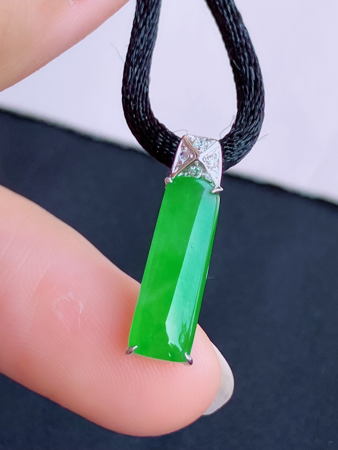 阳绿平安牌吊坠，简约时尚，尺寸19.5/6/5.3/自然光实拍