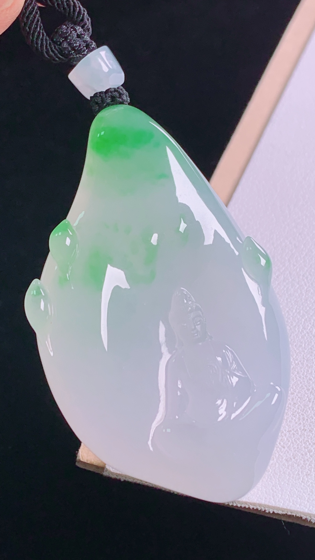 高品质 冰种飘绿观音 种色兼备，冰透起光，色泽鲜亮，无裂 尺寸:61.4-37.0-11.6mm 29