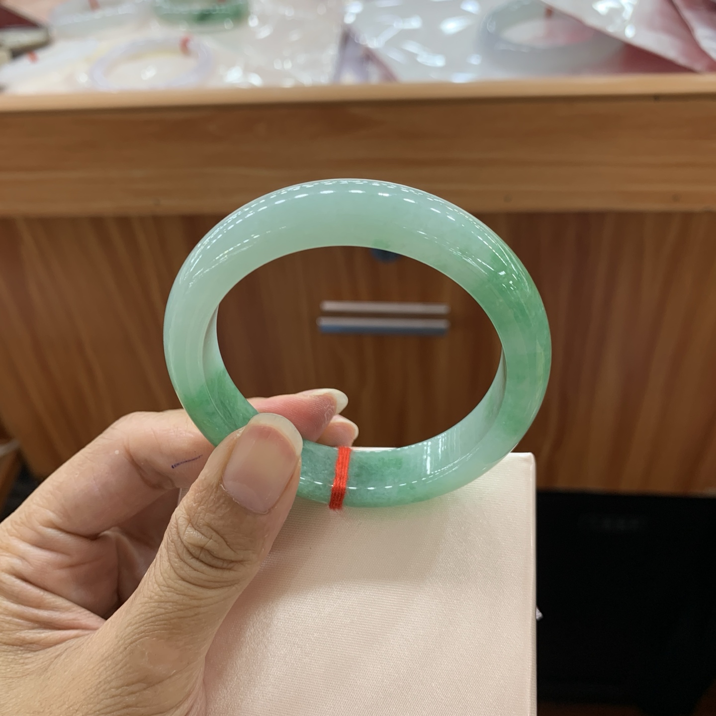 060107CK 飘绿正圈翡翠手镯 54-12.3-7.8