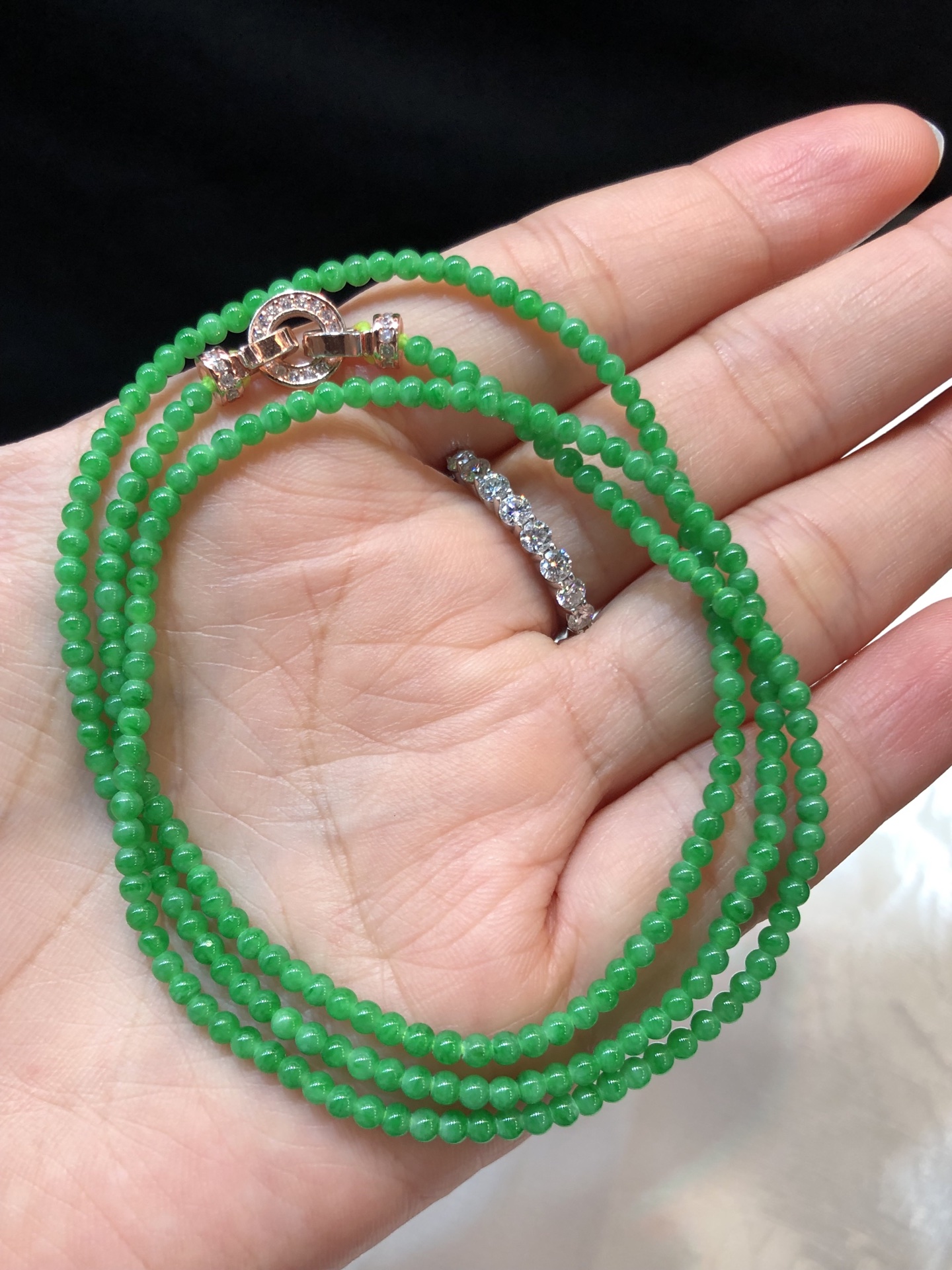 冰阳绿小米珠珠链粒粒匀净圆润，色泽鲜阳种色兼备，一链多用，2.6