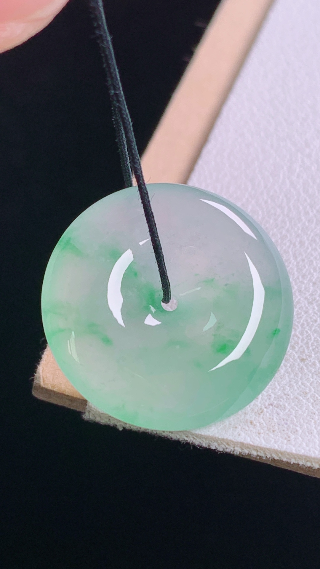 冰飘绿平安扣 翠色灵动，冰透起光，无裂 尺寸:20.7-5.8mm