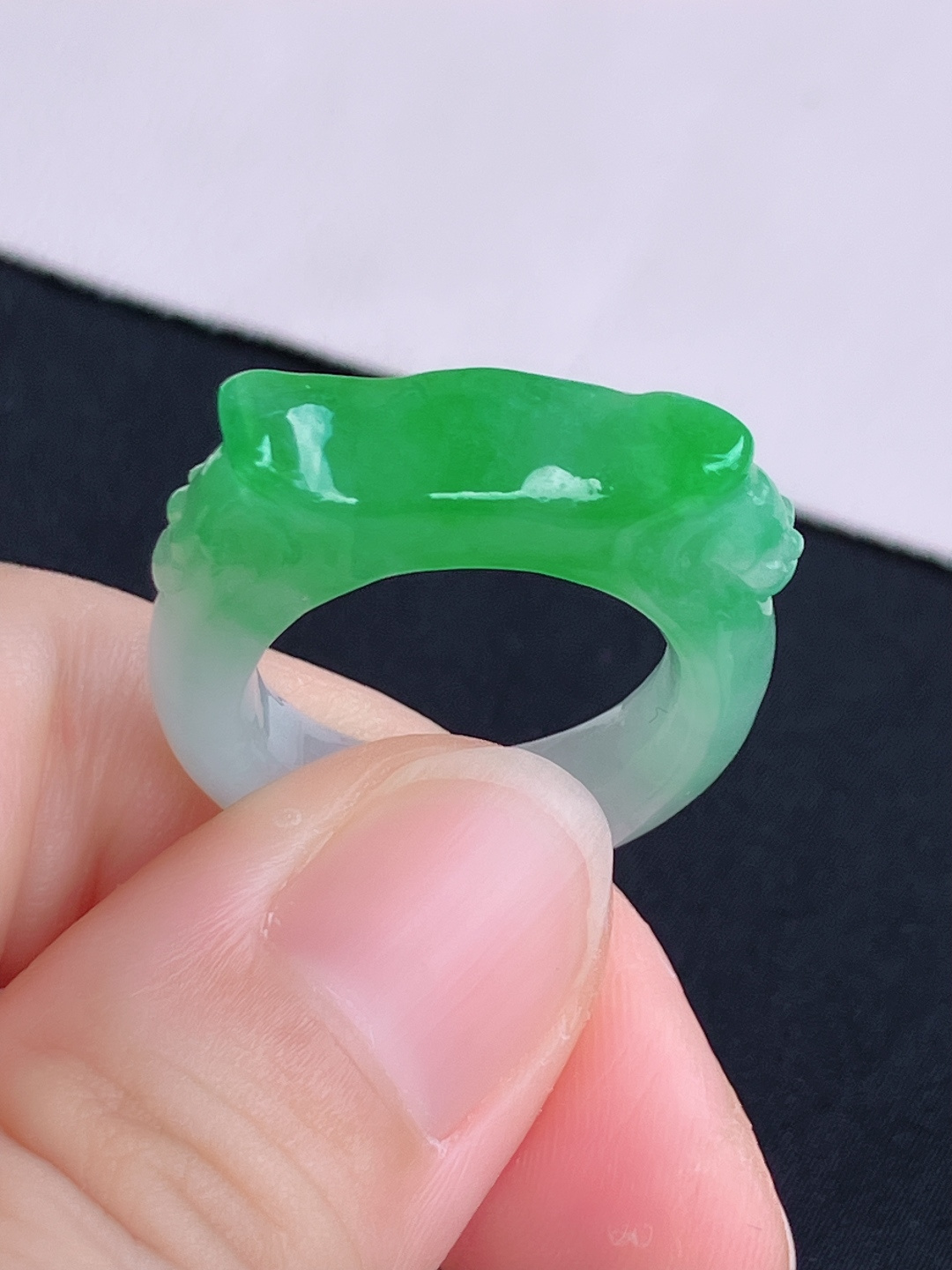 翠绿戒指，色美清爽，尺寸17.8/6/7/自然光实拍