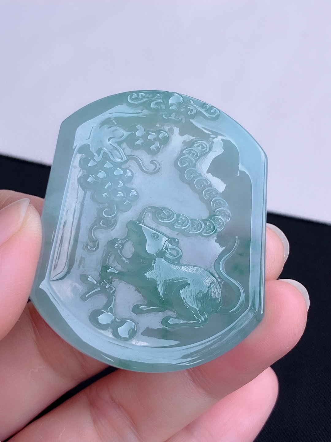 冰飘花生肖鼠牌，晶莹剔透，尺寸50.5/42.3/5.6/自然光实拍