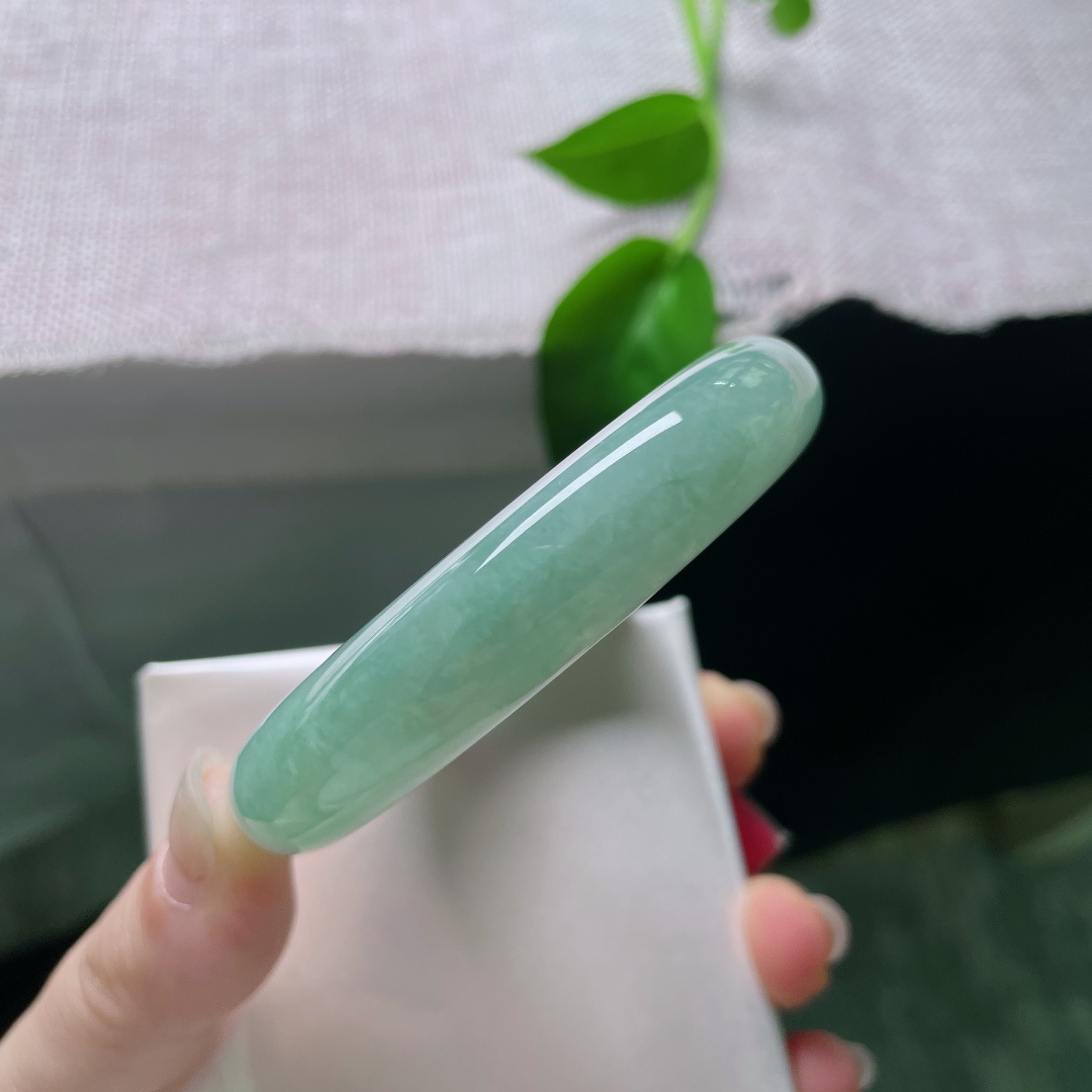 56.6/12.6/7.9，湖水绿正圈，深幽雅静，水头好，种老，佩戴沉稳，不失大气，无裂，ss51474a