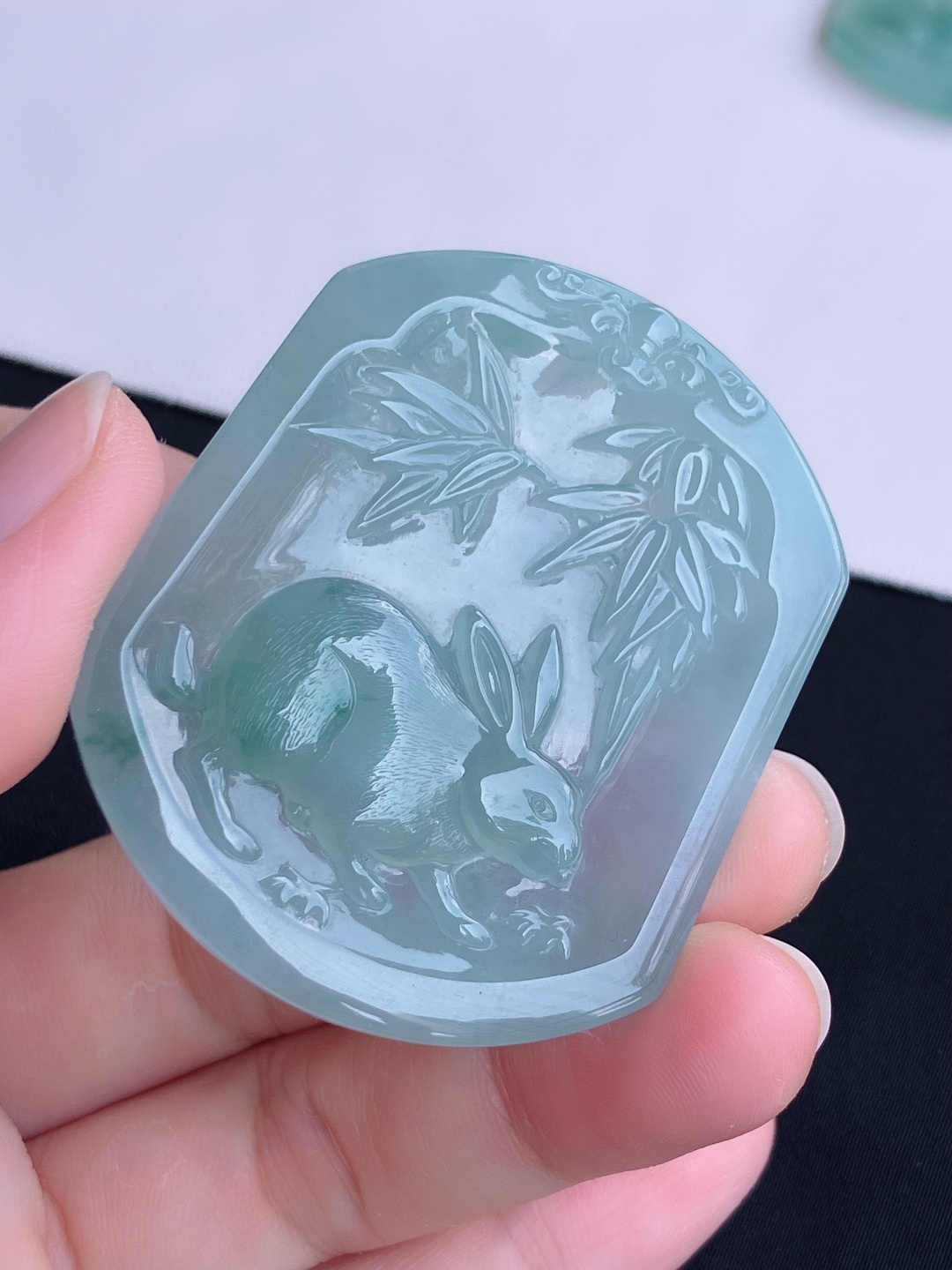 冰飘花生肖兔牌，晶莹剔透，尺寸52.6/44.6/5.6/自然光实拍