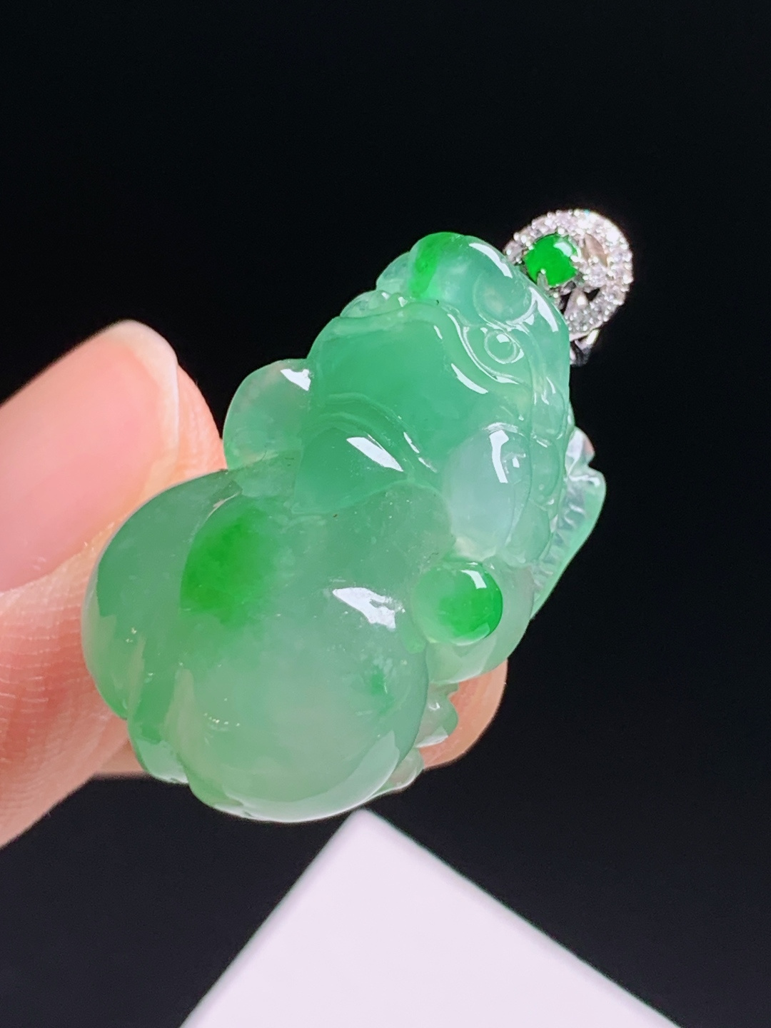 冰飘绿貔貅吊坠，冰润起胶翠色灵动，招财纳福 裸石26.1-16.8-10.7 整体30.9 0530