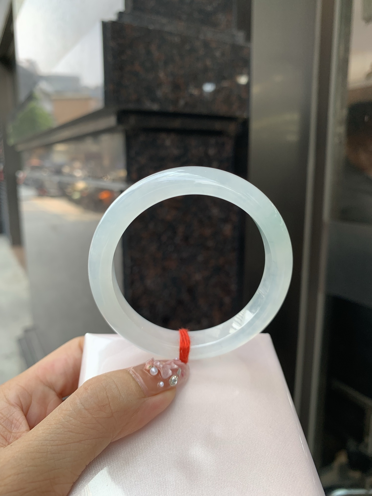 冰飘花正圈 53.7-7.9-10.7 0602-N873-1 打灯小细纹，底妆冰透起光，冰底中开出了朵朵蓝花，飘花灵动飘逸，勾勒出一幅唯美诗意的山水意境画，古典优雅又秀气