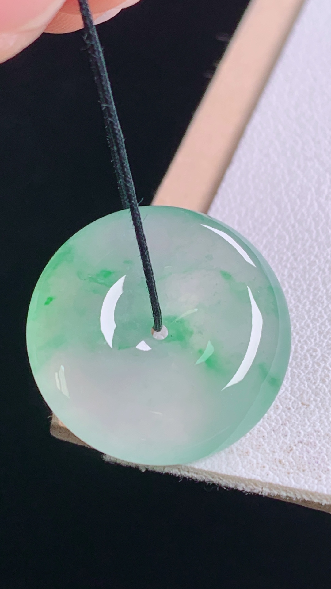 冰飘绿平安扣 翠色灵动，冰透起光，无裂 尺寸:20.7-5.8mm