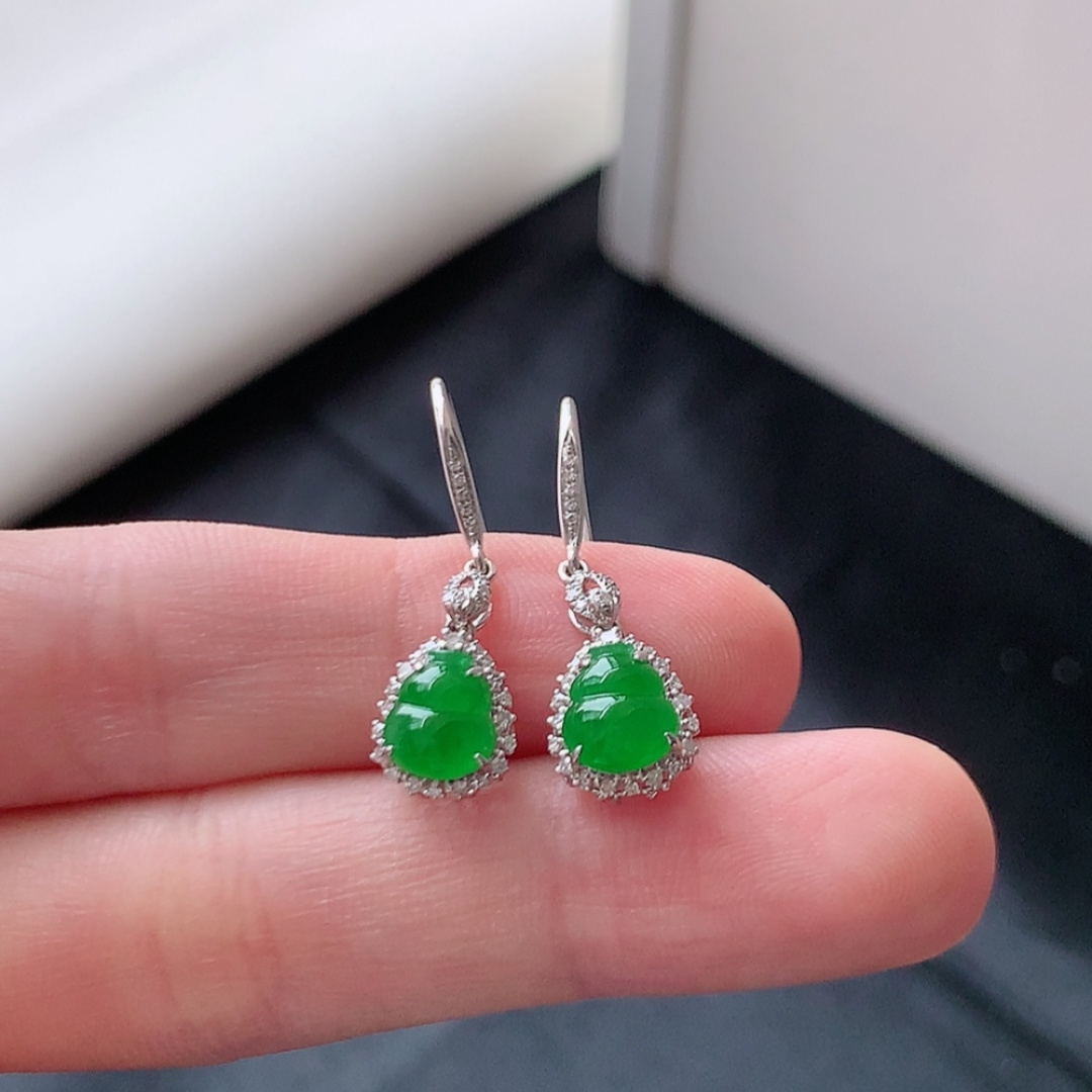 冰阳绿葫芦耳坠。翠色明媚，冰润底子细腻，佩戴优雅时尚 货号51531，26.8-7.8-5.8