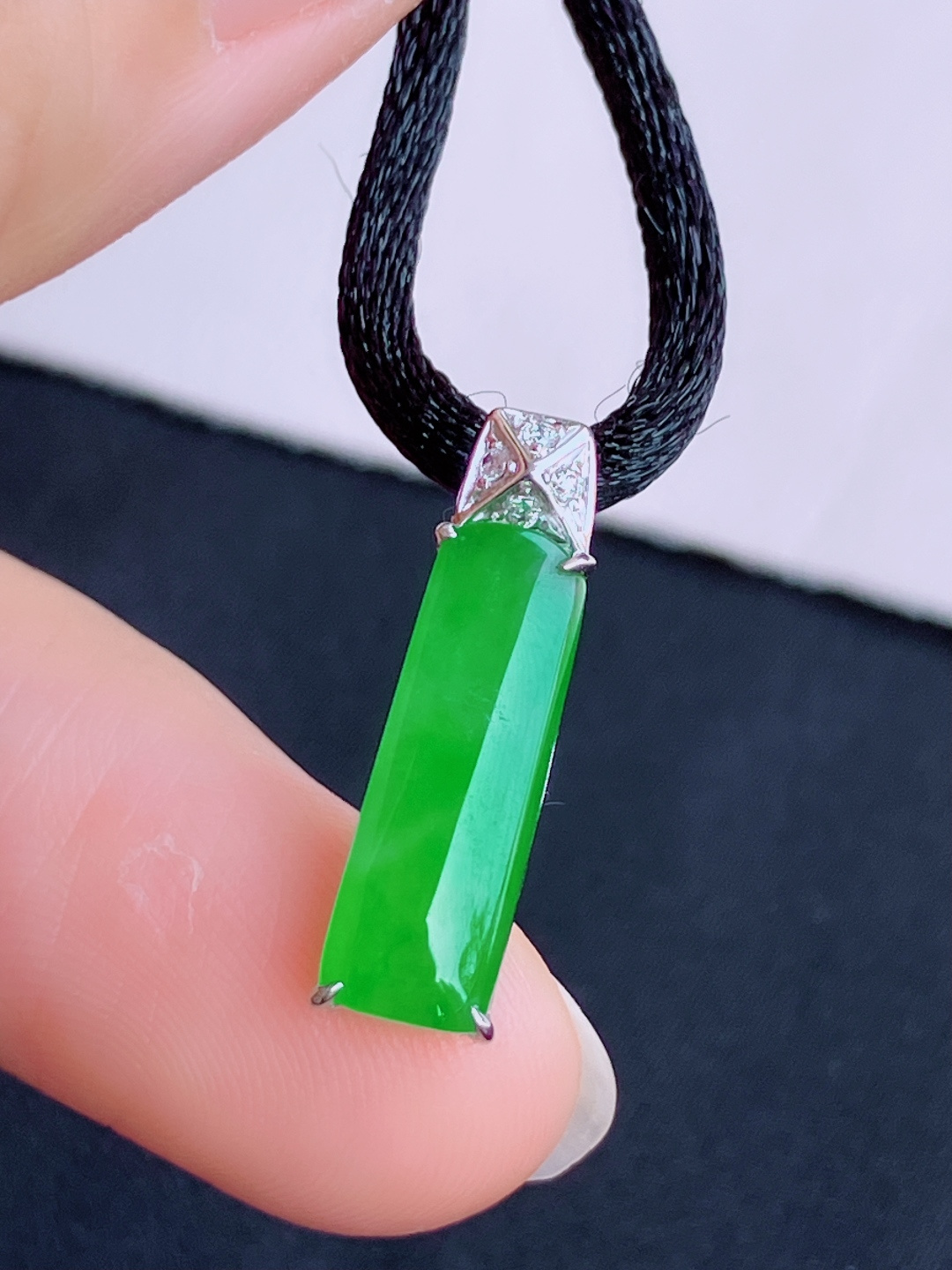 阳绿平安牌吊坠，简约时尚，尺寸19.5/6/5.3/自然光实拍