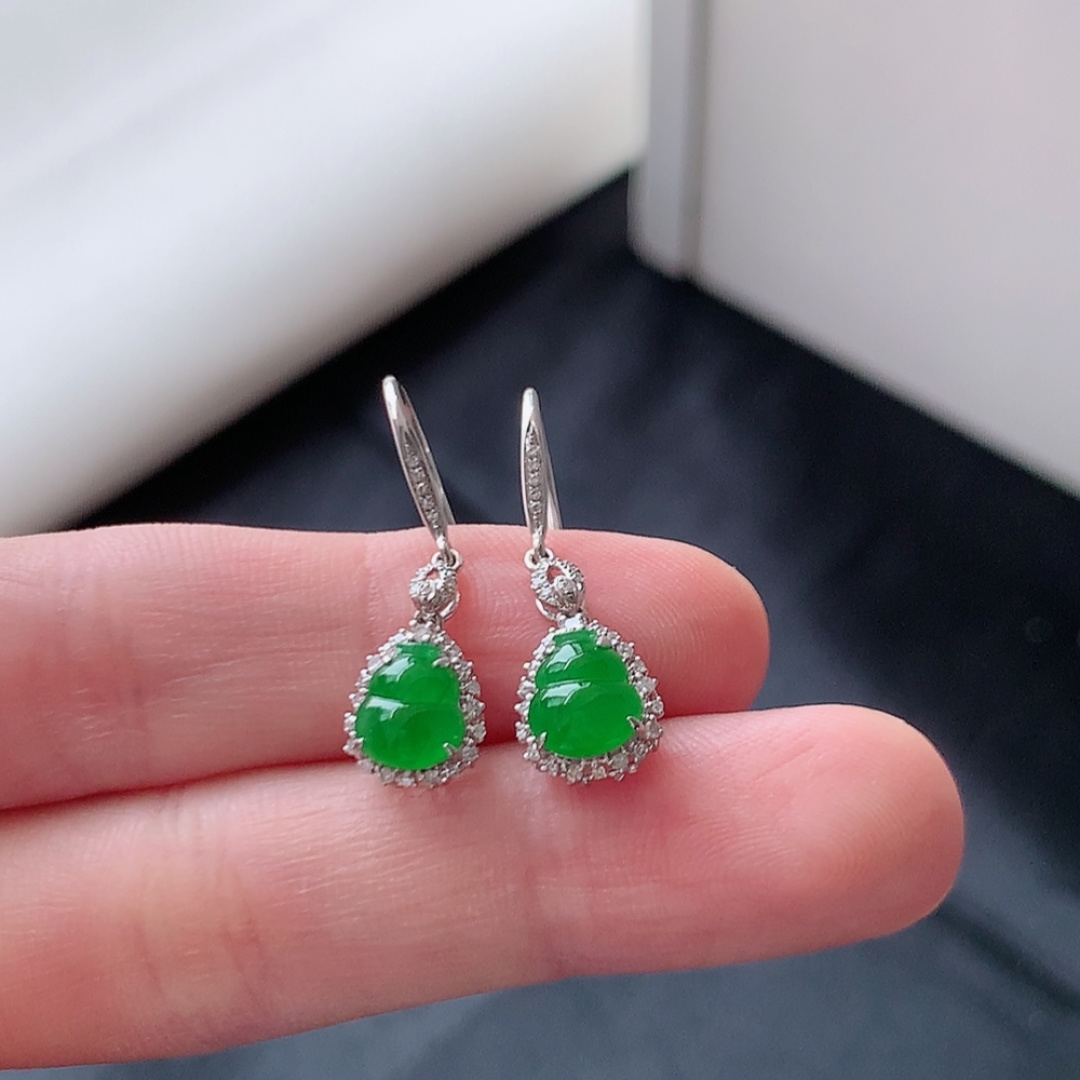 冰阳绿葫芦耳坠。翠色明媚，冰润底子细腻，佩戴优雅时尚 货号51531，26.8-7.8-5.8