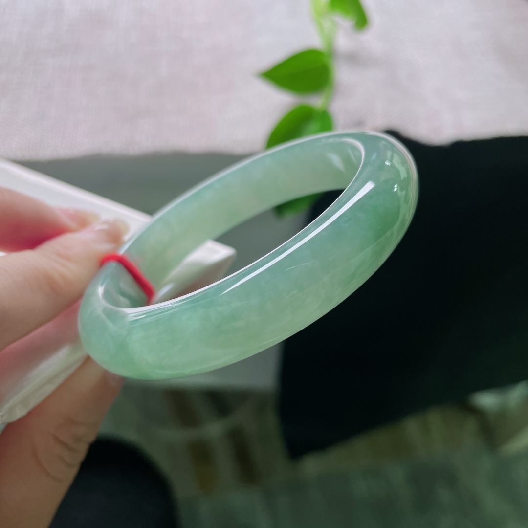 56.6/12.6/7.9，湖水绿正圈，深幽雅静，水头好，种老，佩戴沉稳，不失大气，无裂，ss51474a