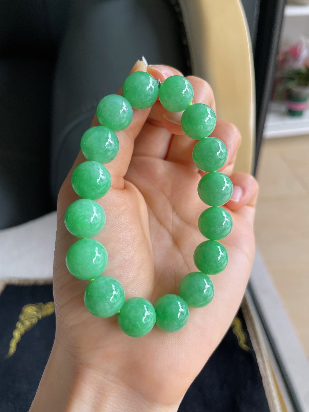 天然翡翠A货，冰满绿手串，尺寸：12.2mm。【编3100】