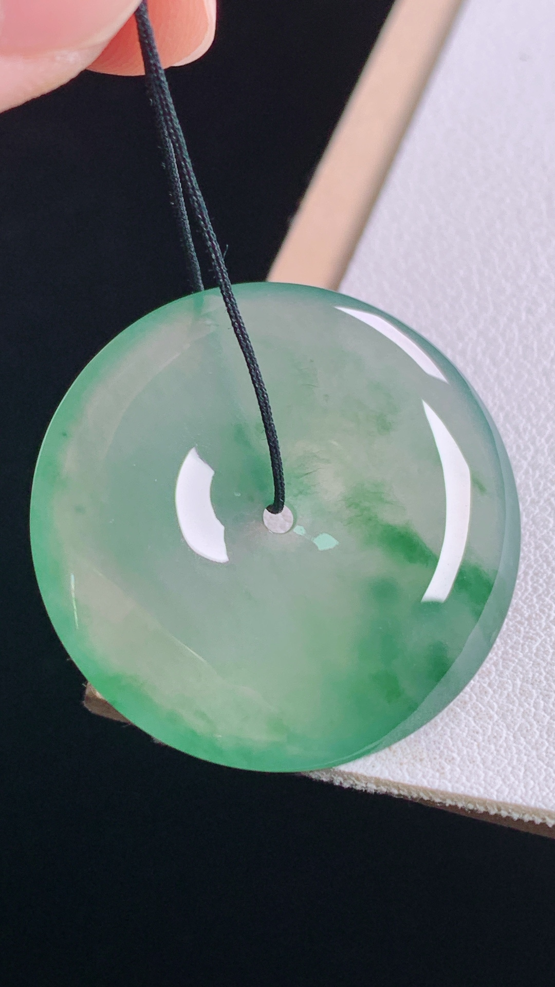 冰晴飘花平安扣 有种有色，花色灵动，无裂 尺寸:29.2-4.9mm 27
