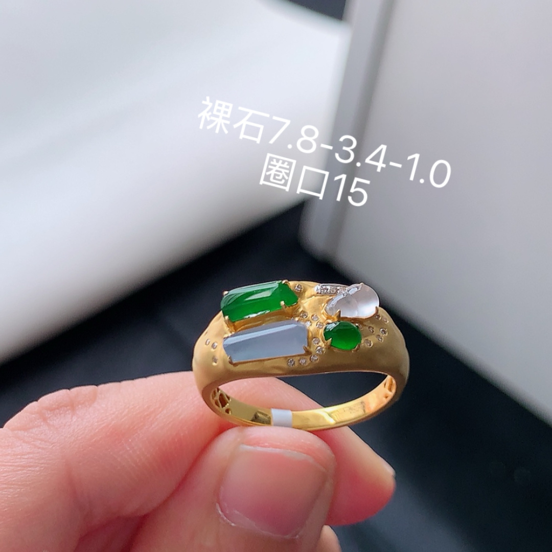 三彩女戒 翠色莹莹，料子细腻饱满，佩戴优雅迷人 货号41531，7.8-3.4-1.0