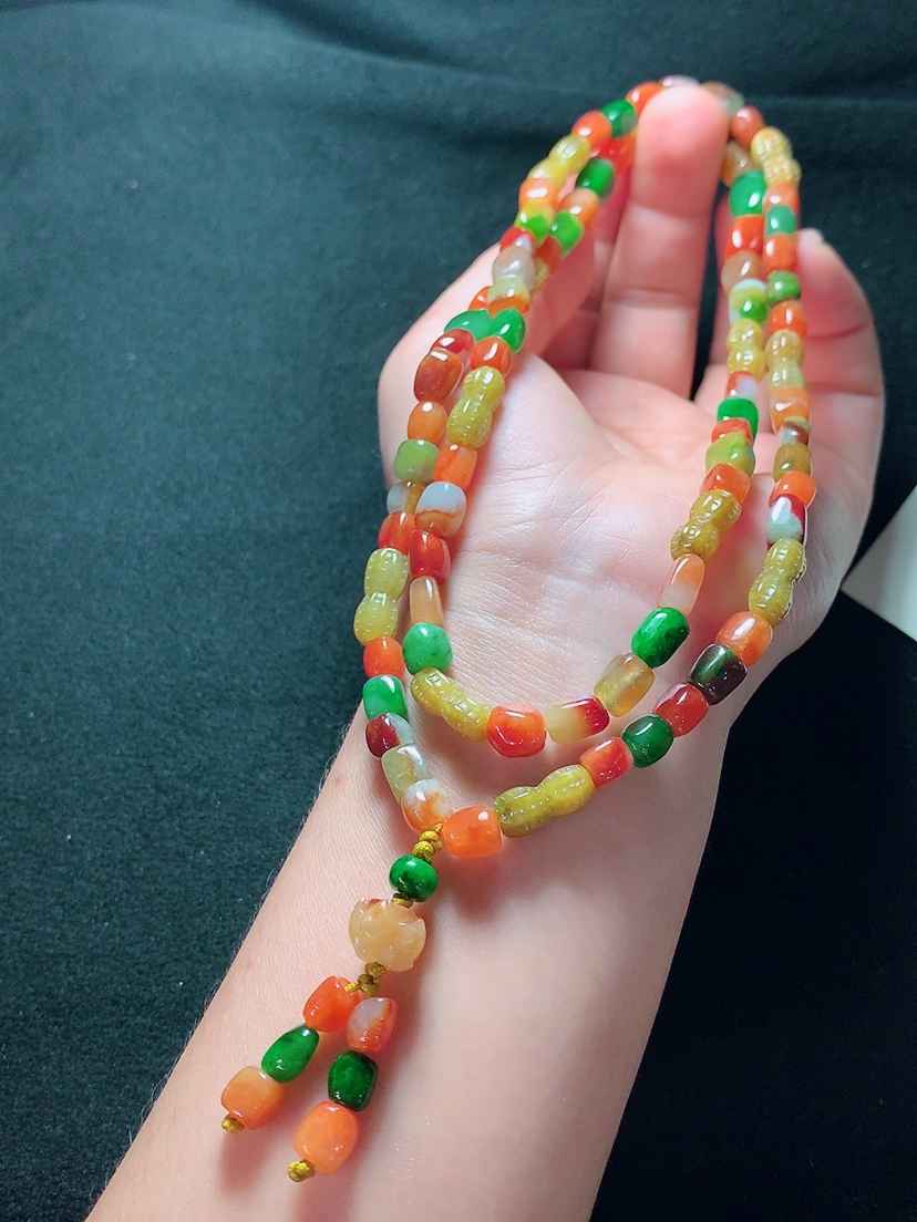 冰种三彩珠链，种老水头好，又冰又润，饱满大气，尺寸：6.2mm88粒