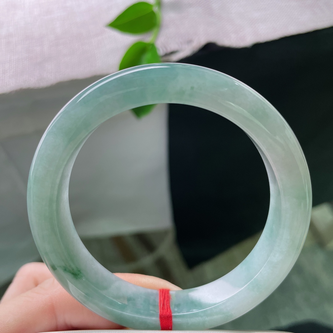 57/12.2/8.6，飘花正圈，水头好，质地温润细腻，佩戴温婉，知性，一点皮纹不显，ss52167a