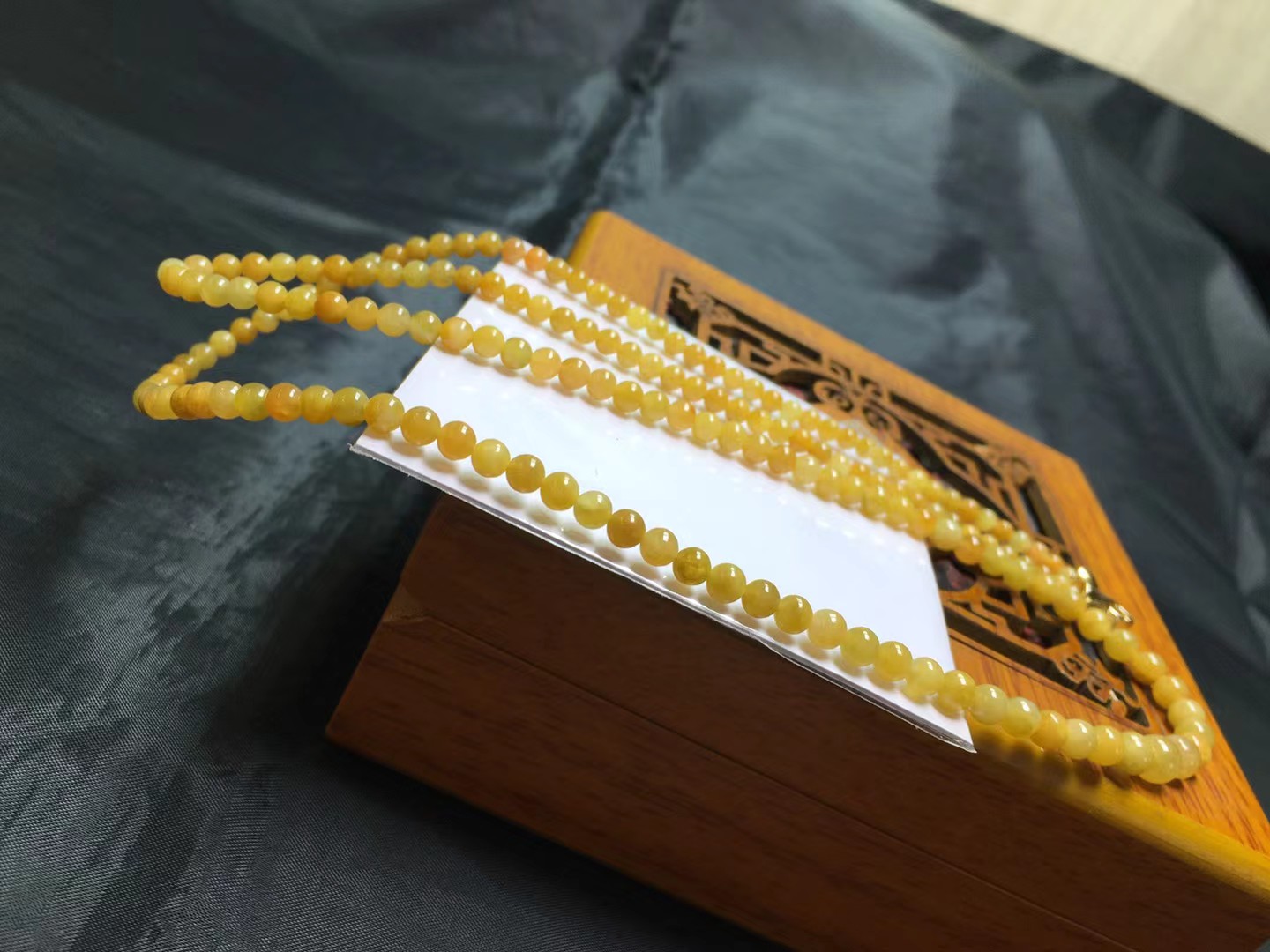 黄翡珠链，卡5.2～3.7mm，170颗，玉质细腻，色浓，鲜艳，油润，颗颗精选