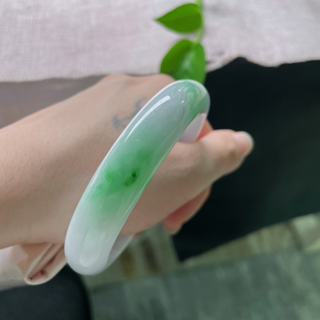 57.5/12.9/8，白底青正圈，水润，底妆细腻干净，温婉贤淑，有纹不影响佩戴，ss53852a